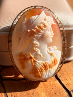 Broche/colgante de concha camafeo de la diosa Hera en oro amarillo de 10 quilates 1900s
