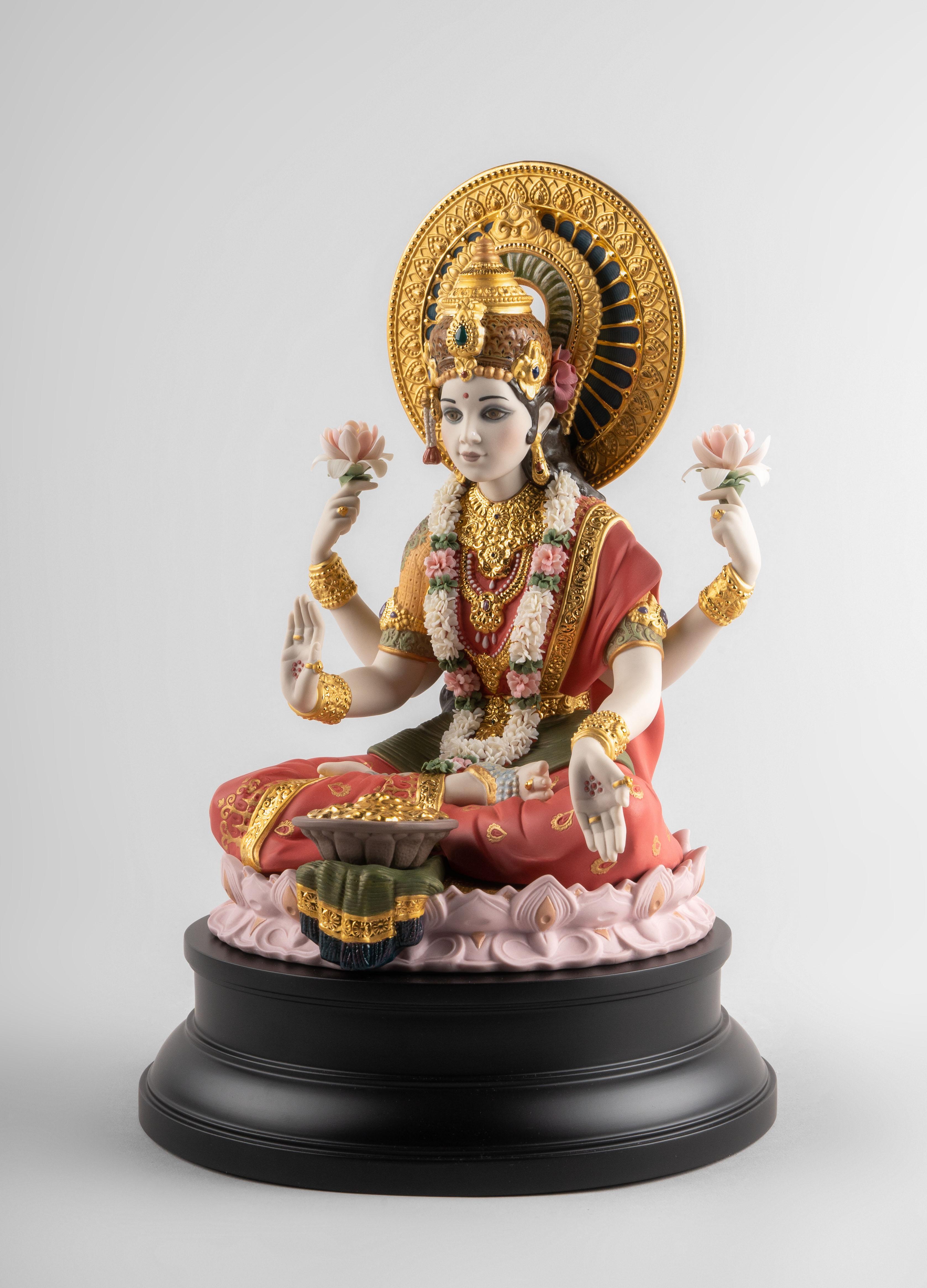 Goddess Lakshmi, the Hindu divinity of fortune and prosperity, is portrayed once again by Lladró artists, this time with a specific focus on the details. The wealth of the ornamentation in the necklaces, bracelets, sashes and sari is exquisite, on a