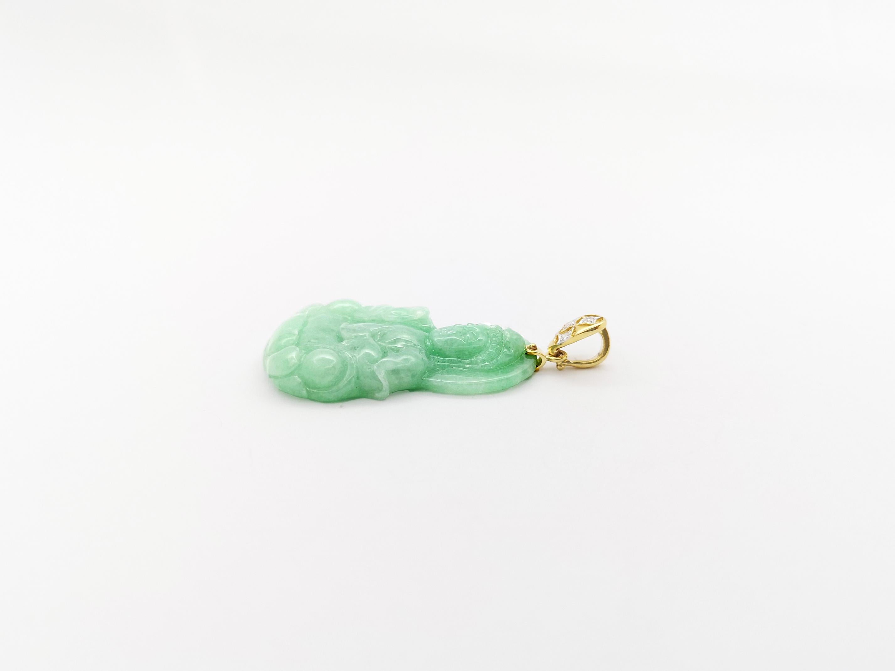 Goddess of Mercy Carved Jade with Diamond Pendant set in 18K Gold Settings In New Condition For Sale In Bangkok, TH