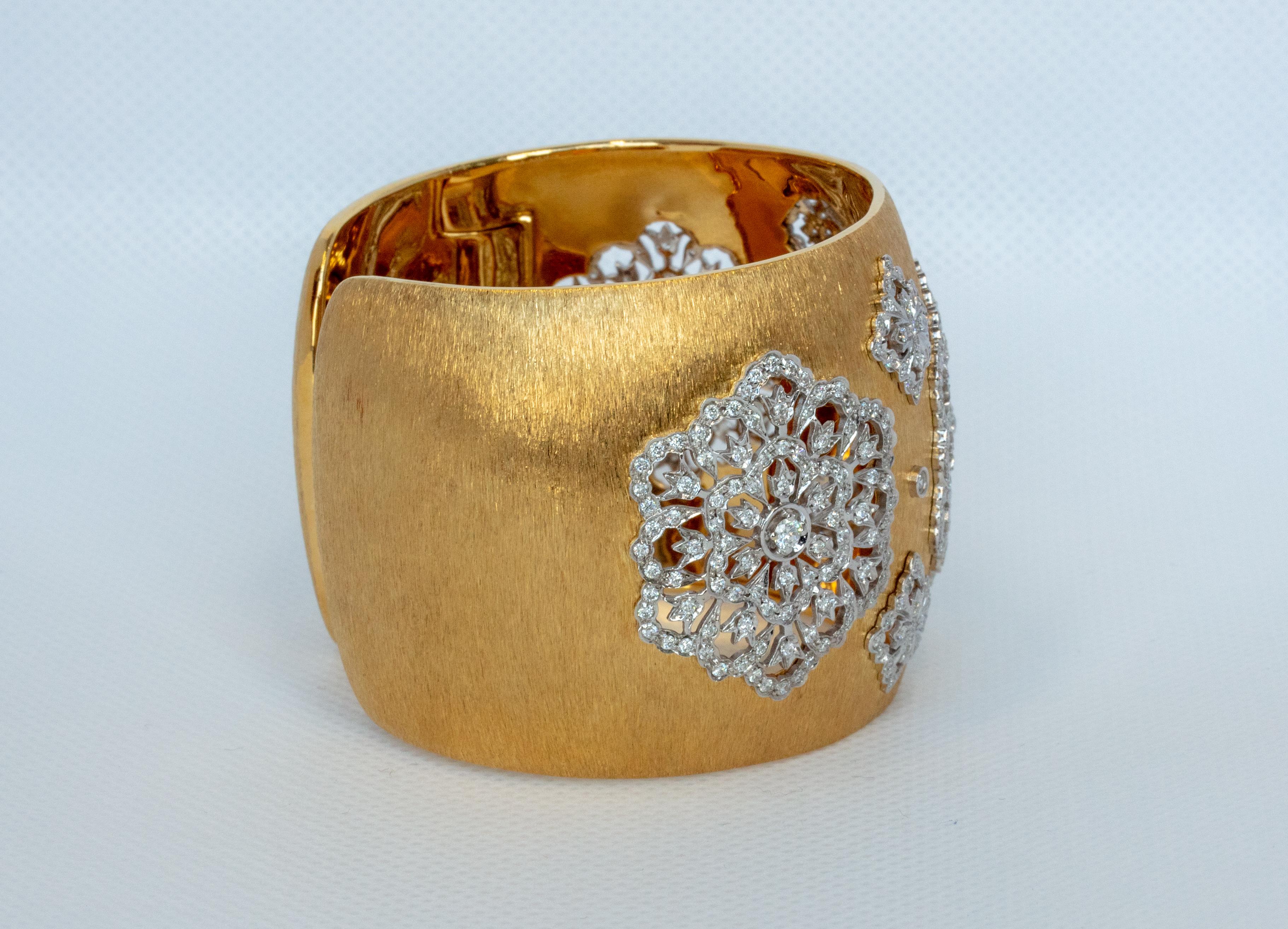 mANSCHETTENKNOPF AUS 18K GELB- UND WEISSGOLD MIT DIAMANTEN
18 KWY - 70.17gm
395 RUNDE DIAMANTEN - 3,02cts
GRÖSSE - 43 x 53 cm . 2.09 x 1,69 Zoll

Dieses einzigartige Stück wird in der exquisiten florentinischen Technik der federleichten,