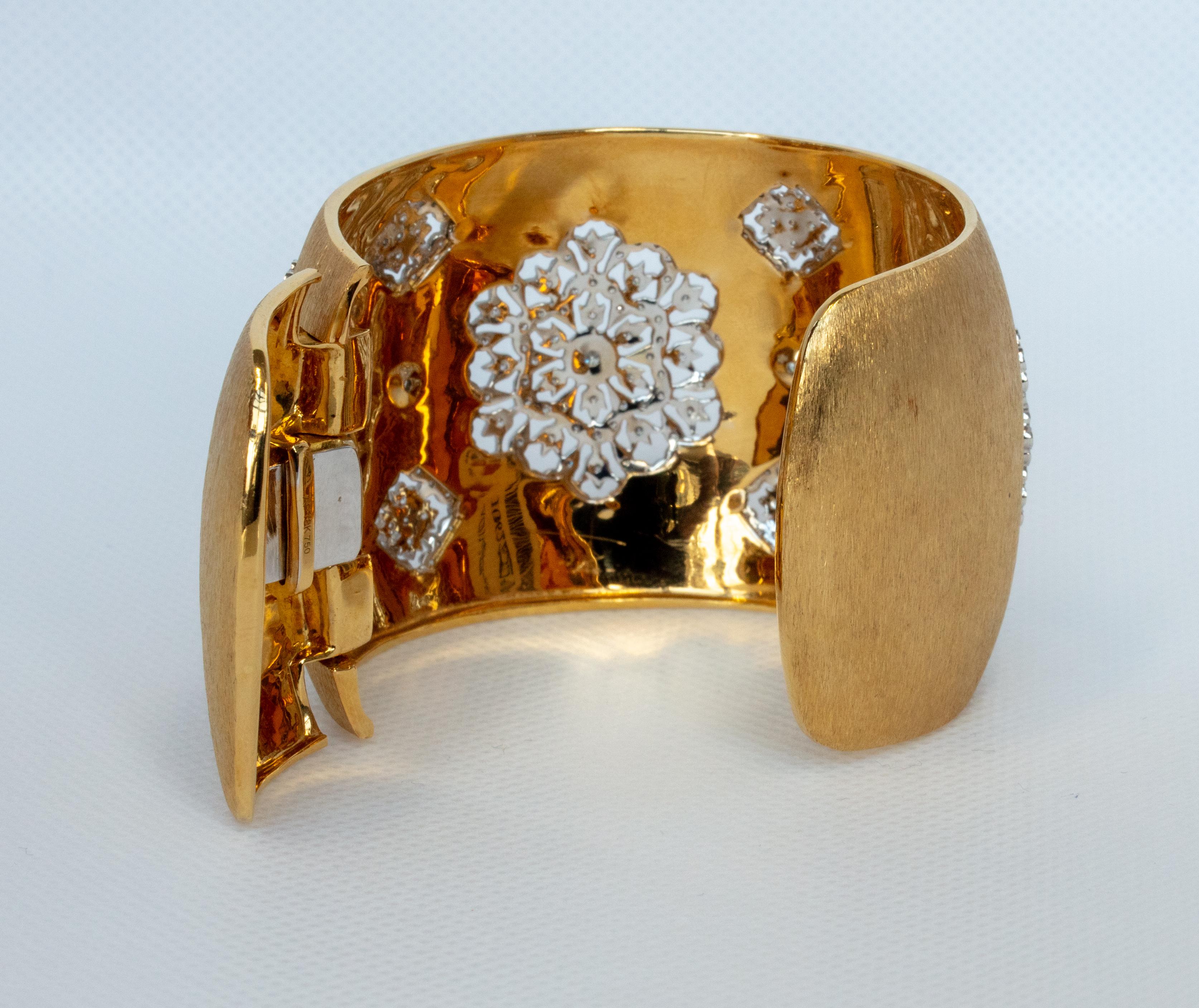 Die Göttin Prime, Manschettenarmband mit Diamanten und Gold in florentinischer Ausführung, nur ein Stück (Rundschliff)