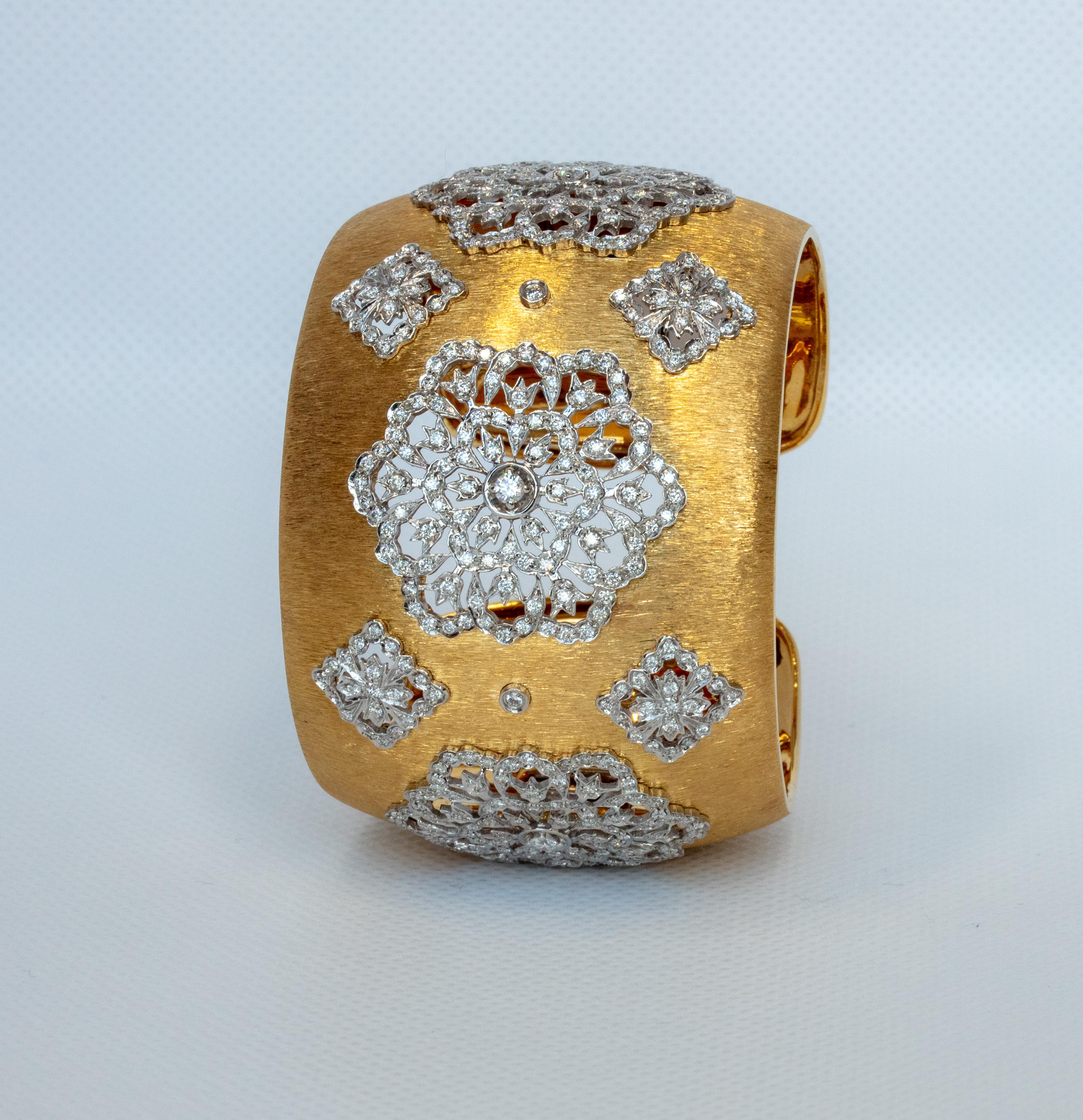 Die Göttin Prime, Manschettenarmband mit Diamanten und Gold in florentinischer Ausführung, nur ein Stück im Zustand „Neu“ in Hong Kong, HK