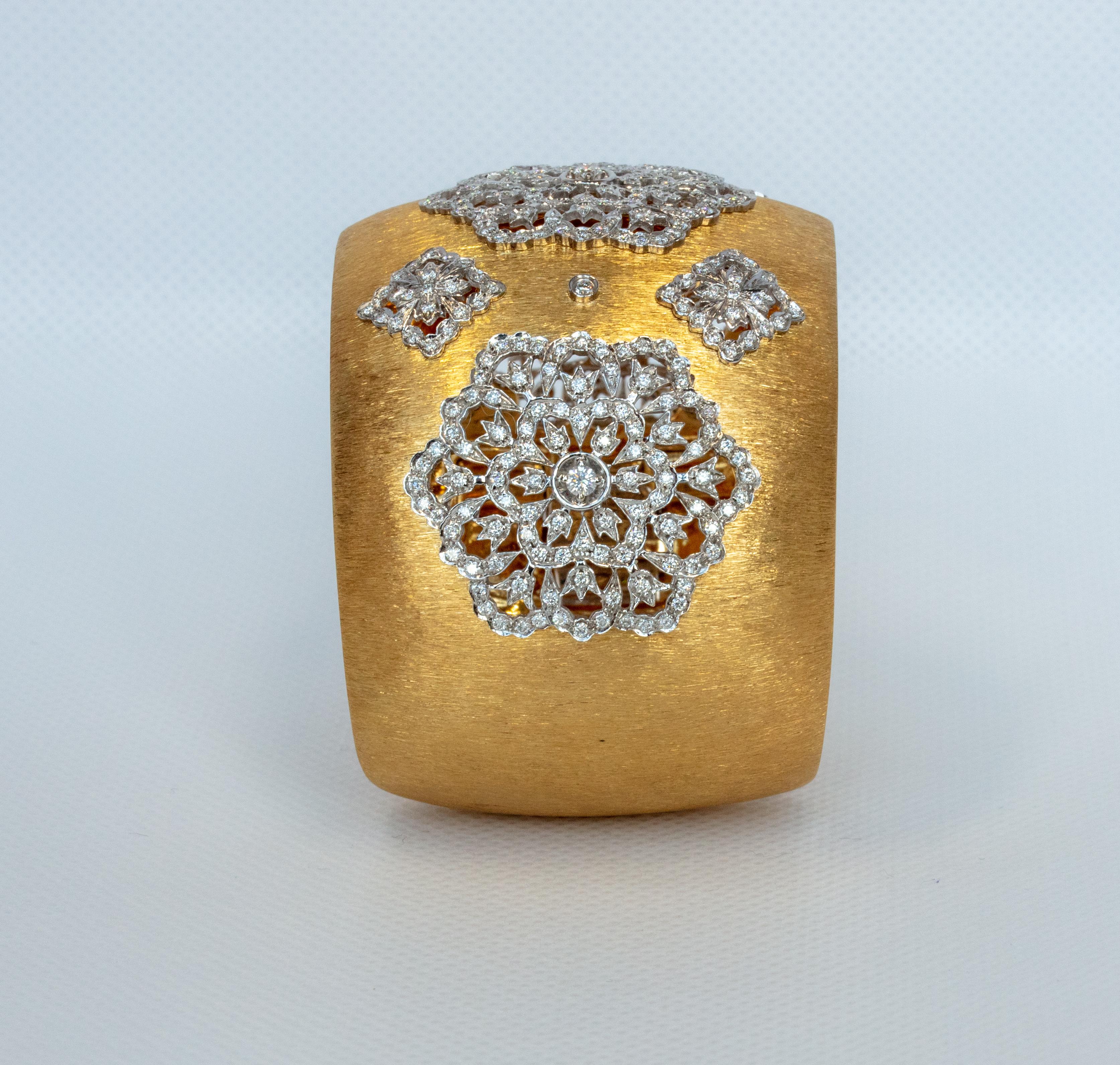 Die Göttin Prime, Manschettenarmband mit Diamanten und Gold in florentinischer Ausführung, nur ein Stück Damen