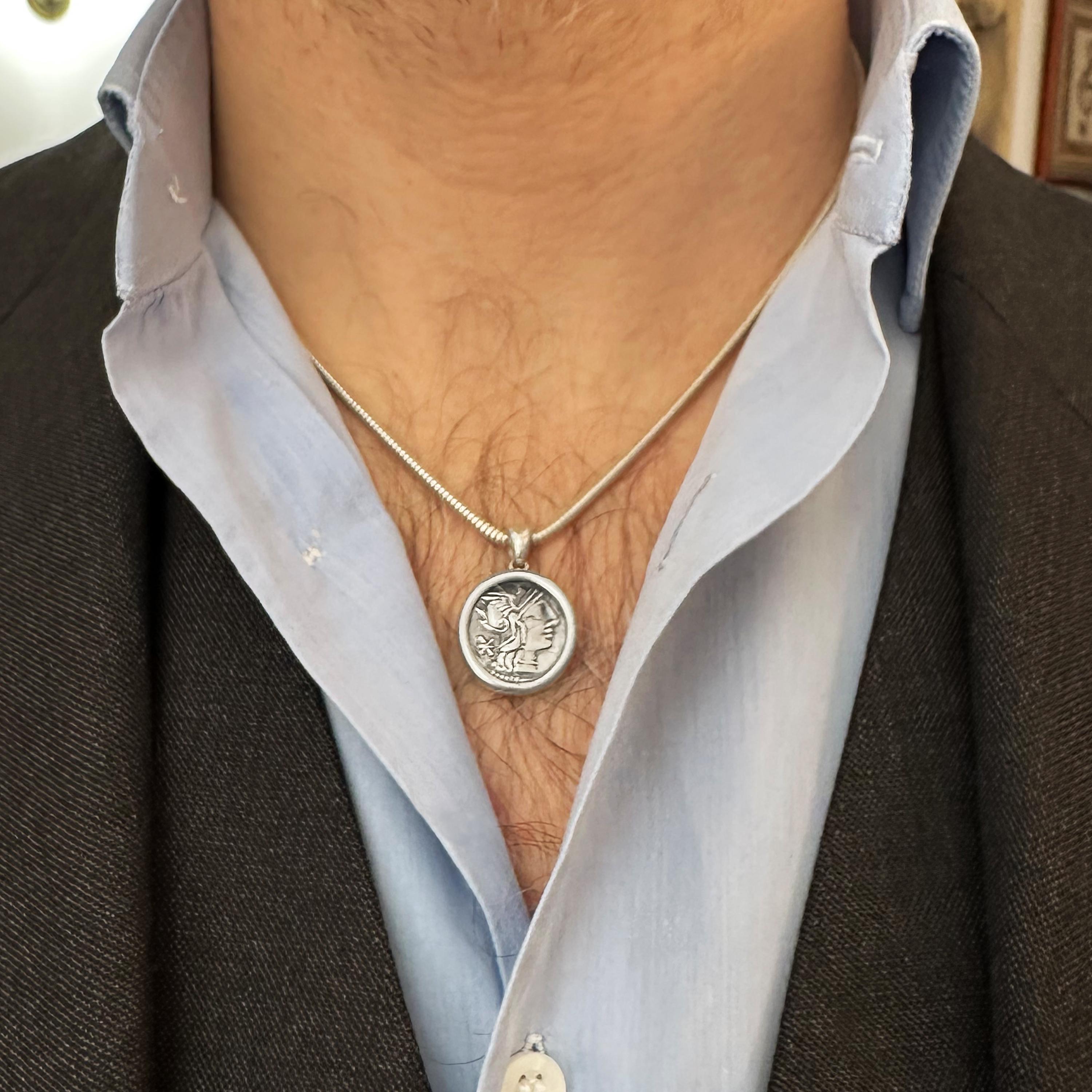 Romain classique GODDESS ROME Pendentif en argent authentique pièce romaine ancienne de 148 avant J.-C. en vente