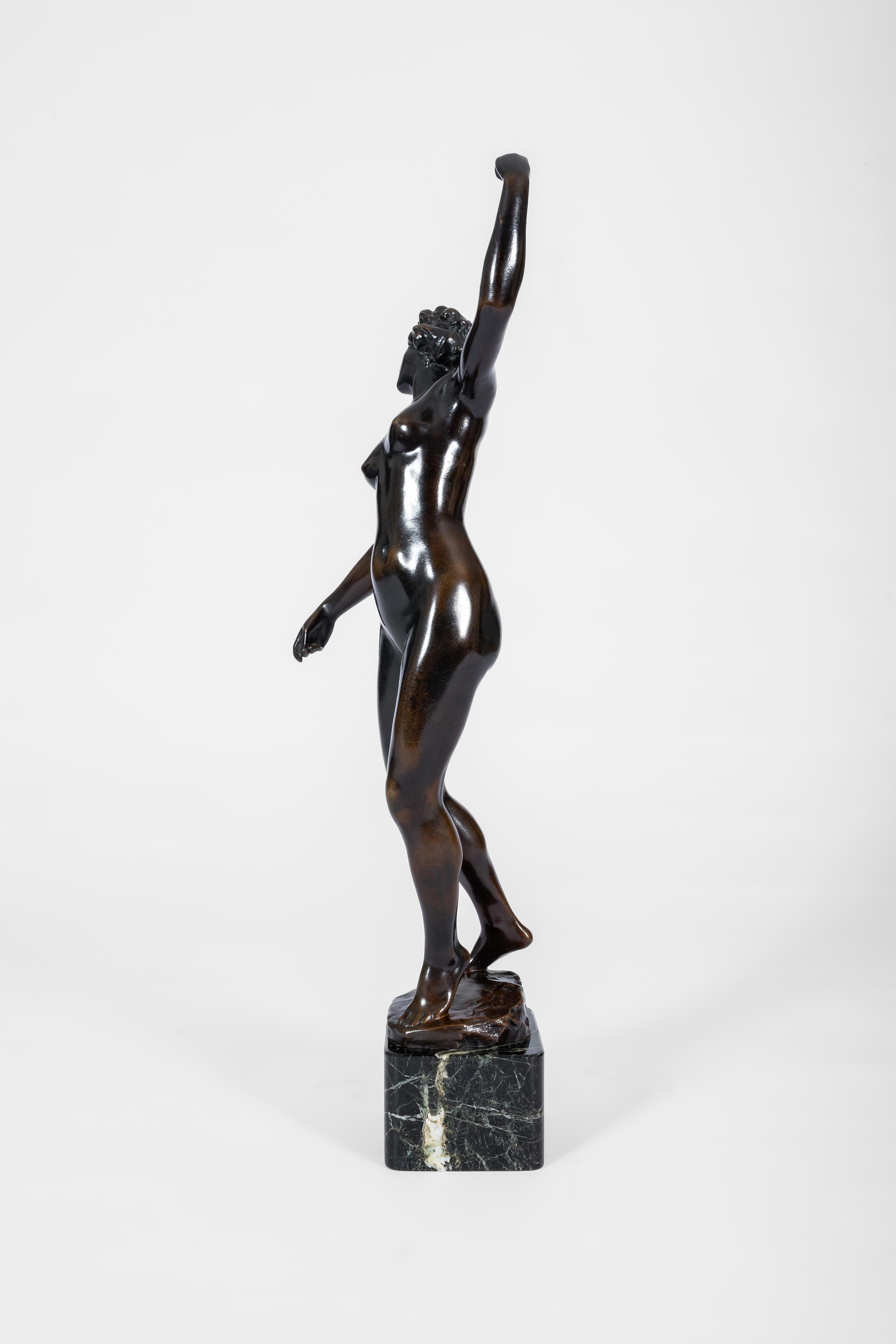 Escultura de bronce de Godefroid Devrees (1861-1941)

Desnudo  bailarina

Bronce colocado en una terraza de mármol
Bronce: 46 cm
Terraza: 7 cm

+/- 1920

firmado en la base

Godefroide Devreese: escultor/artista de la escuela belga, discípulo de