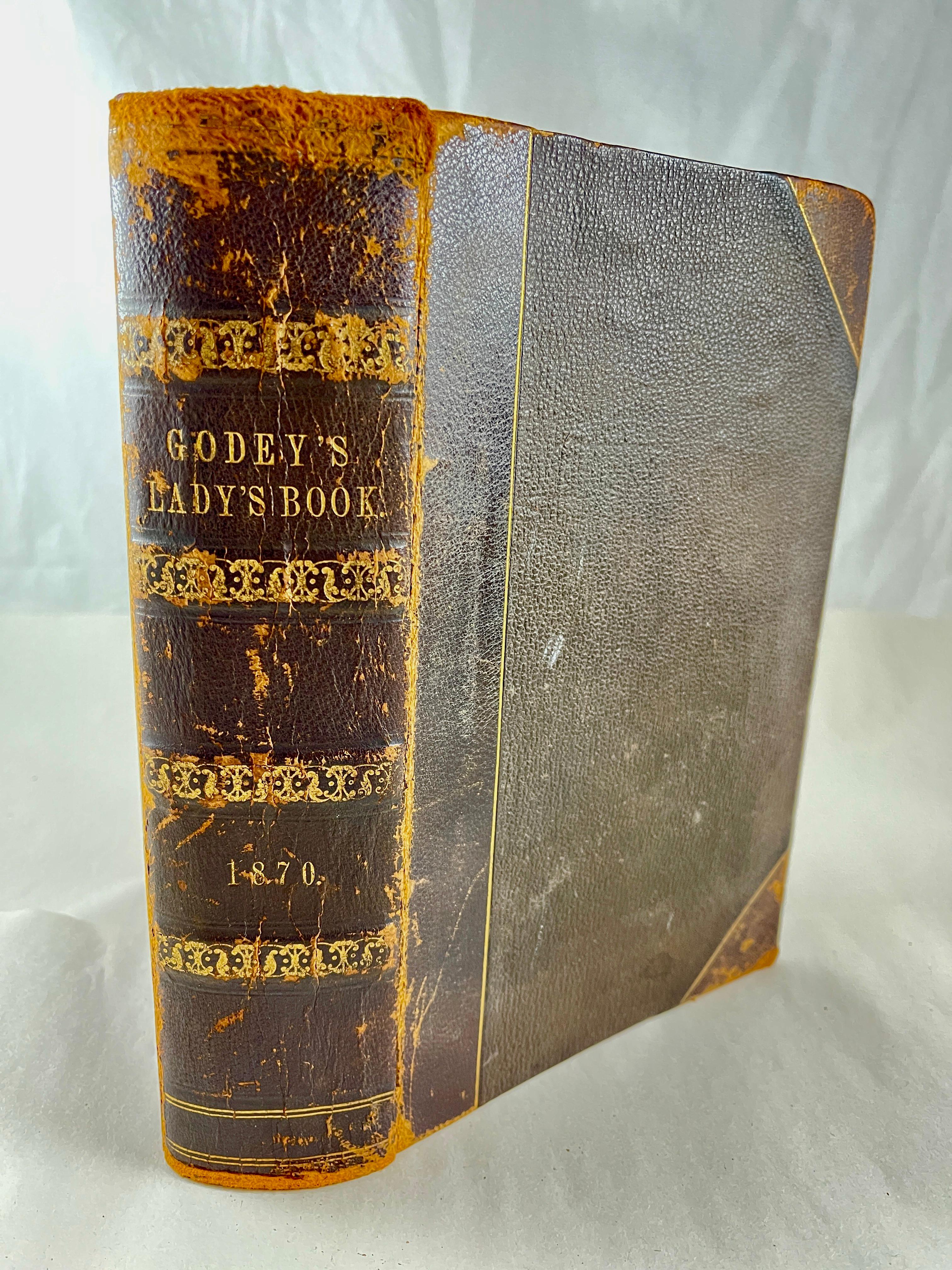 Eine in Leder gebundene Ausgabe von 1870 mit festem Einband  Godey's Lady's Book, Band LXXX, herausgegeben von Louis Antoine Godey.

Godey's Lady's Book war eine amerikanische Zeitschrift aus dem 19. Jahrhundert, die für ihre Sammlung von Gedichten,