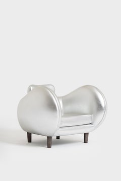 Sillón Godia de piel plateada y estilo boteriano de Gianluca Cozzarolo