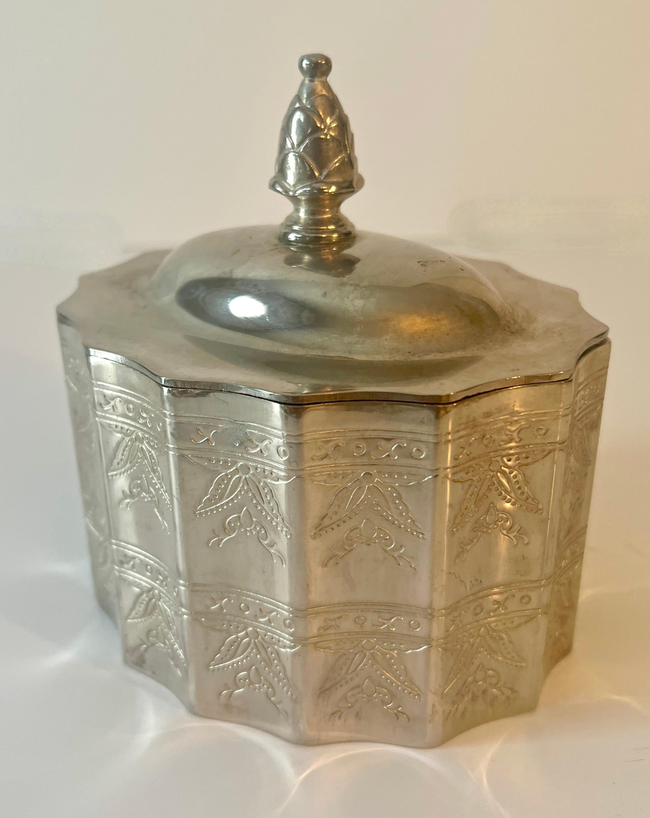 Godinger Silver Plate Scalloped Lidded Trinket Box Grabado en venta