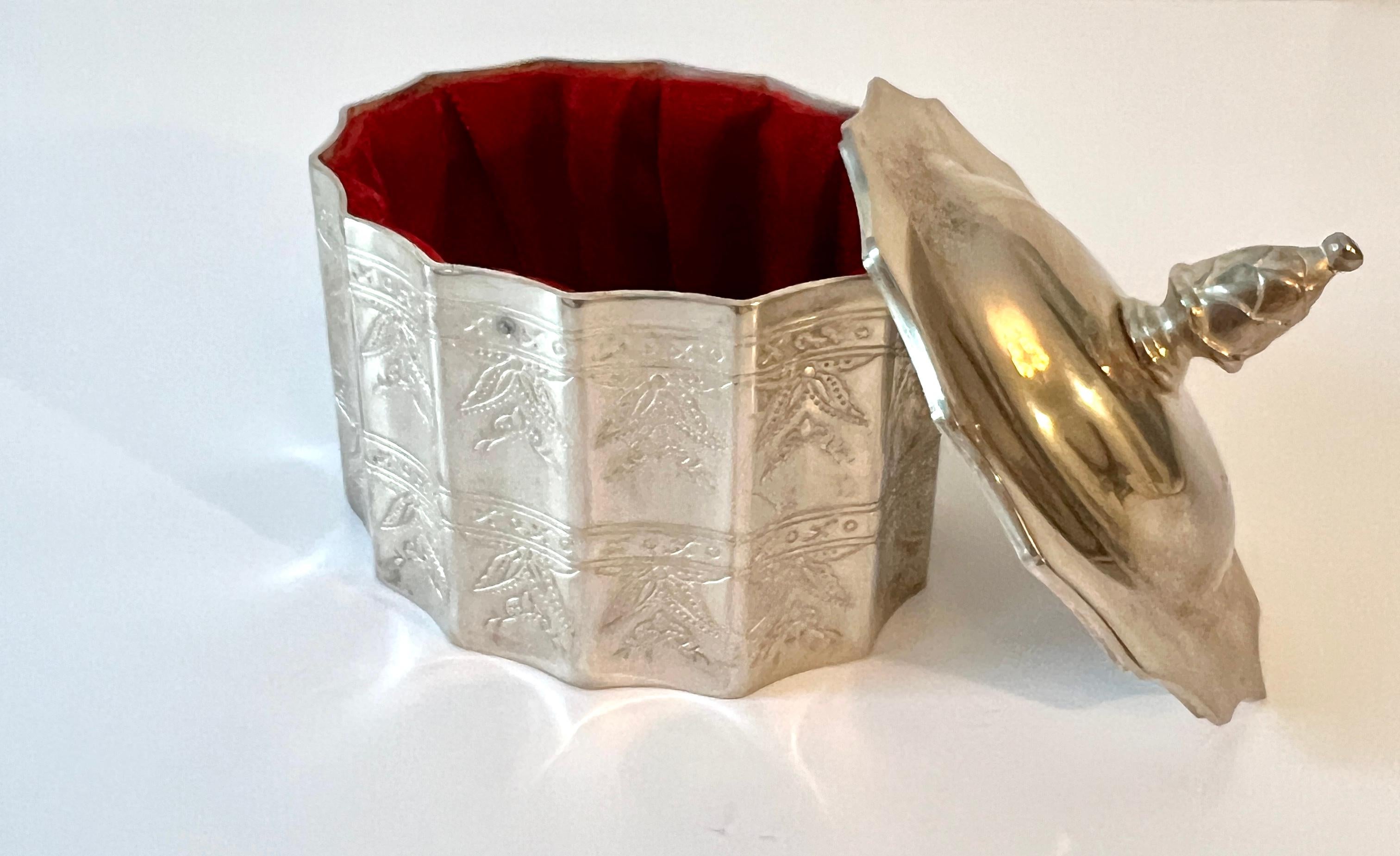 Godinger Silver Plate Scalloped Lidded Trinket Box en Bueno estado para la venta en Los Angeles, CA
