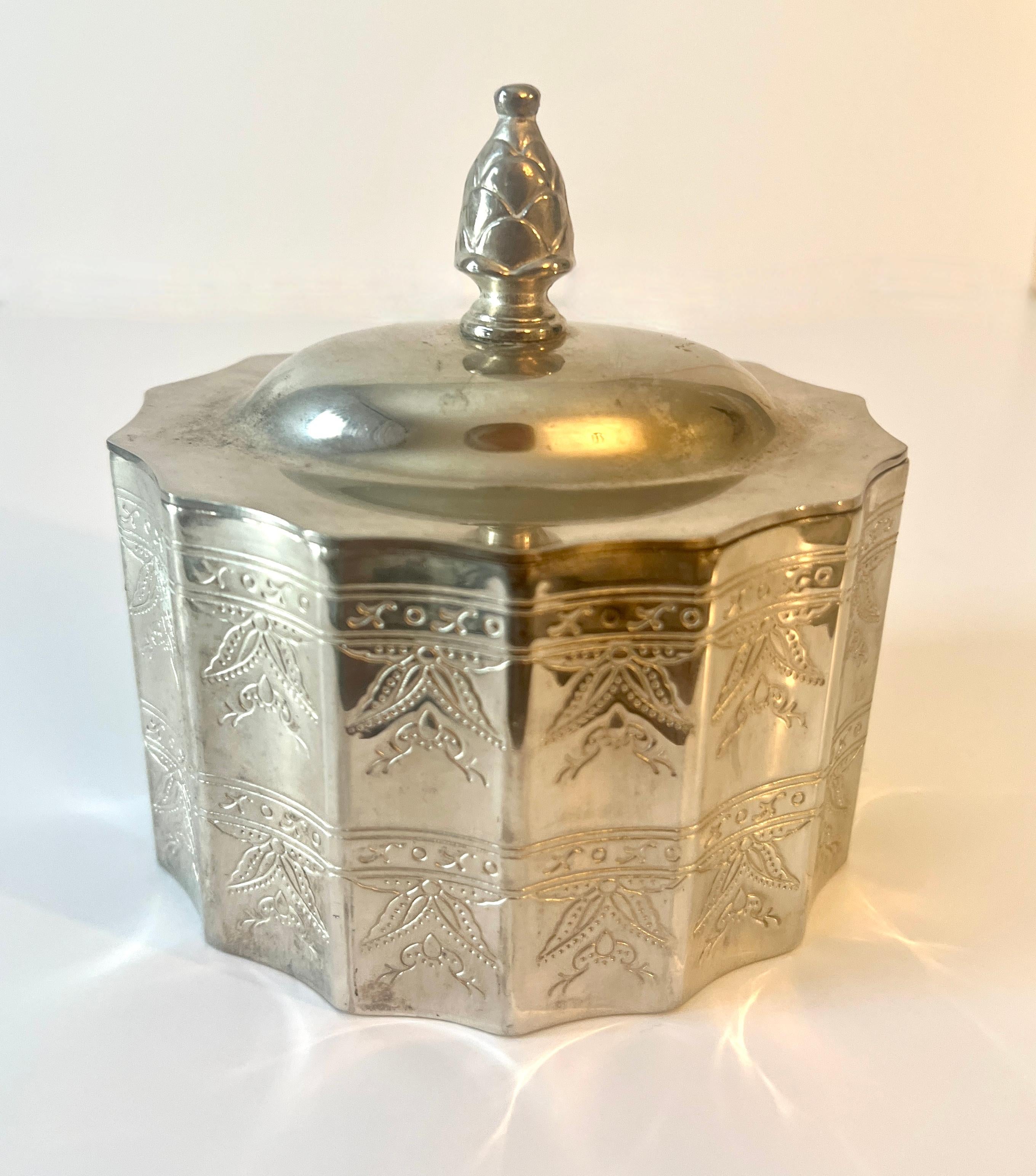 Godinger Silver Plate Scalloped Lidded Trinket Box siglo XX en venta