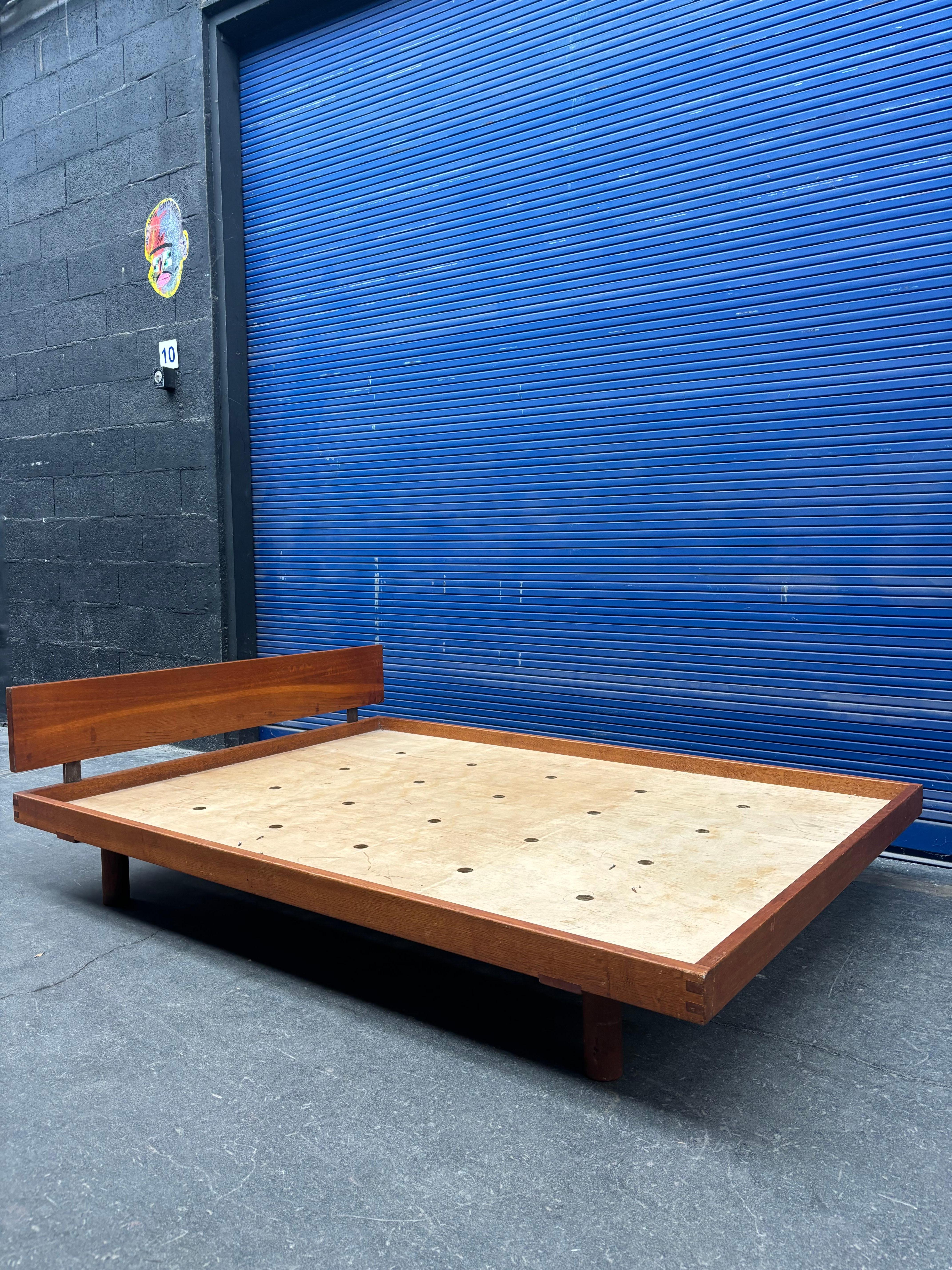 Mid-Century moderno Letto Godot di Pierre Chapo in vendita