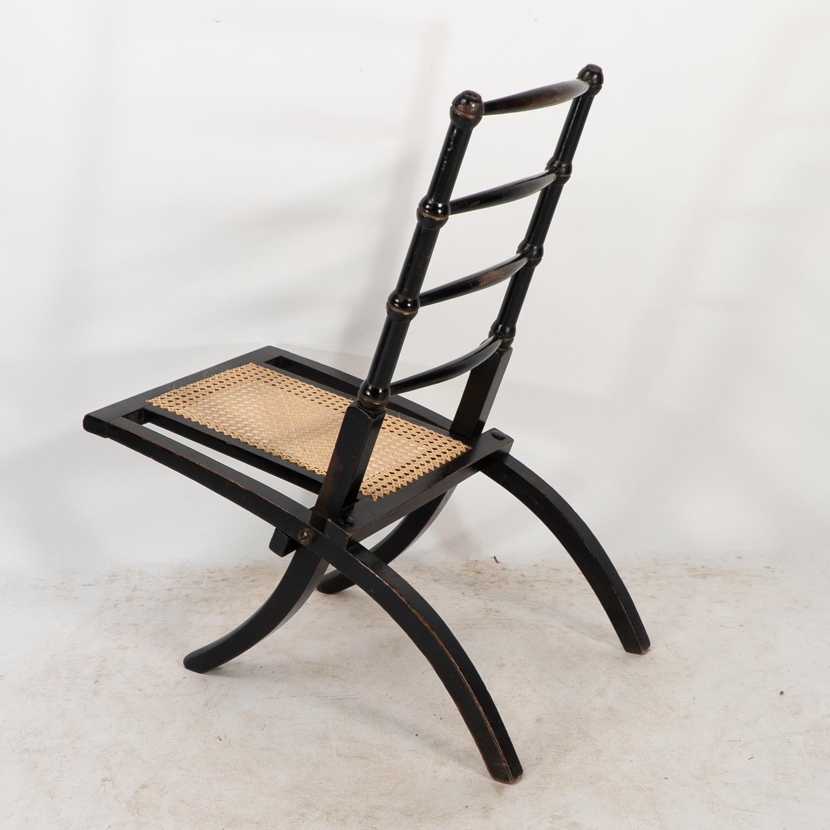 Godwin Style. Paire de chaises pliantes en ébonite Aesthetic Movement avec assise en rotin neuf en vente 2