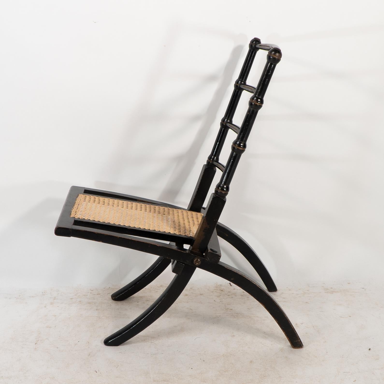 Godwin Style. Paire de chaises pliantes en ébonite Aesthetic Movement avec assise en rotin neuf en vente 3