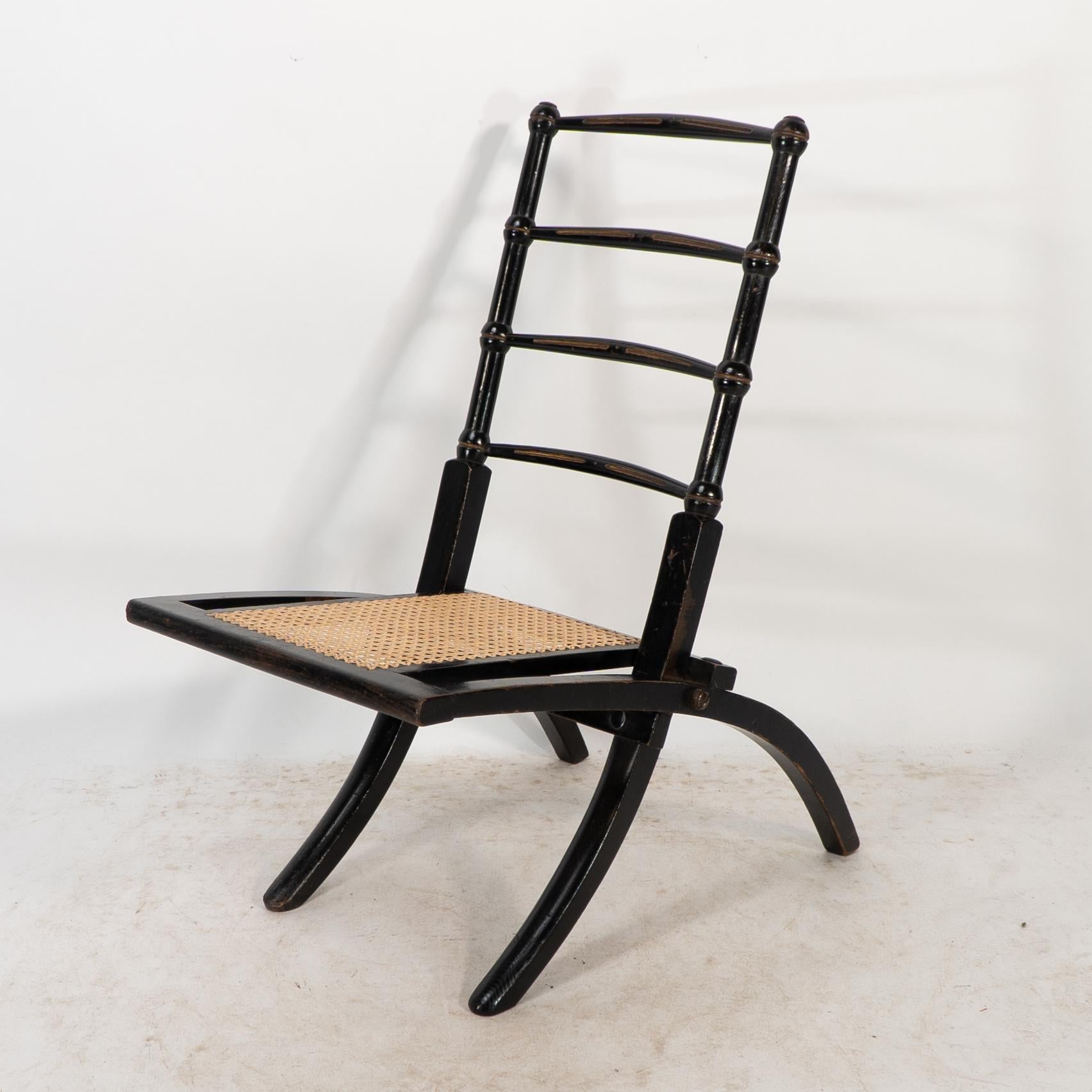 Godwin Style. Paire de chaises pliantes en ébonite Aesthetic Movement avec assise en rotin neuf en vente 4