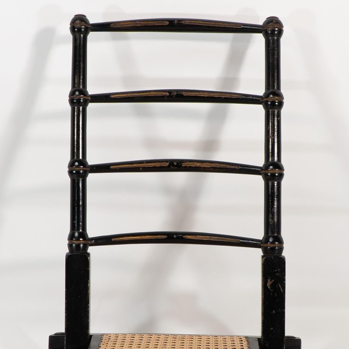 Godwin Style. Paire de chaises pliantes en ébonite Aesthetic Movement avec assise en rotin neuf en vente 5