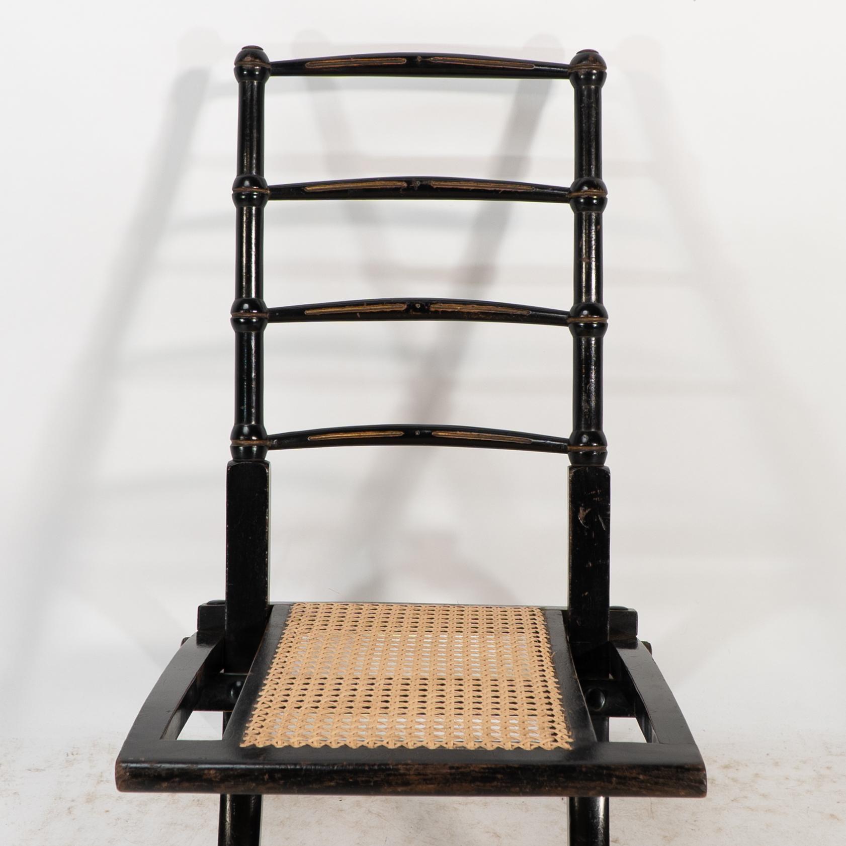 Godwin Style. Paire de chaises pliantes en ébonite Aesthetic Movement avec assise en rotin neuf en vente 6