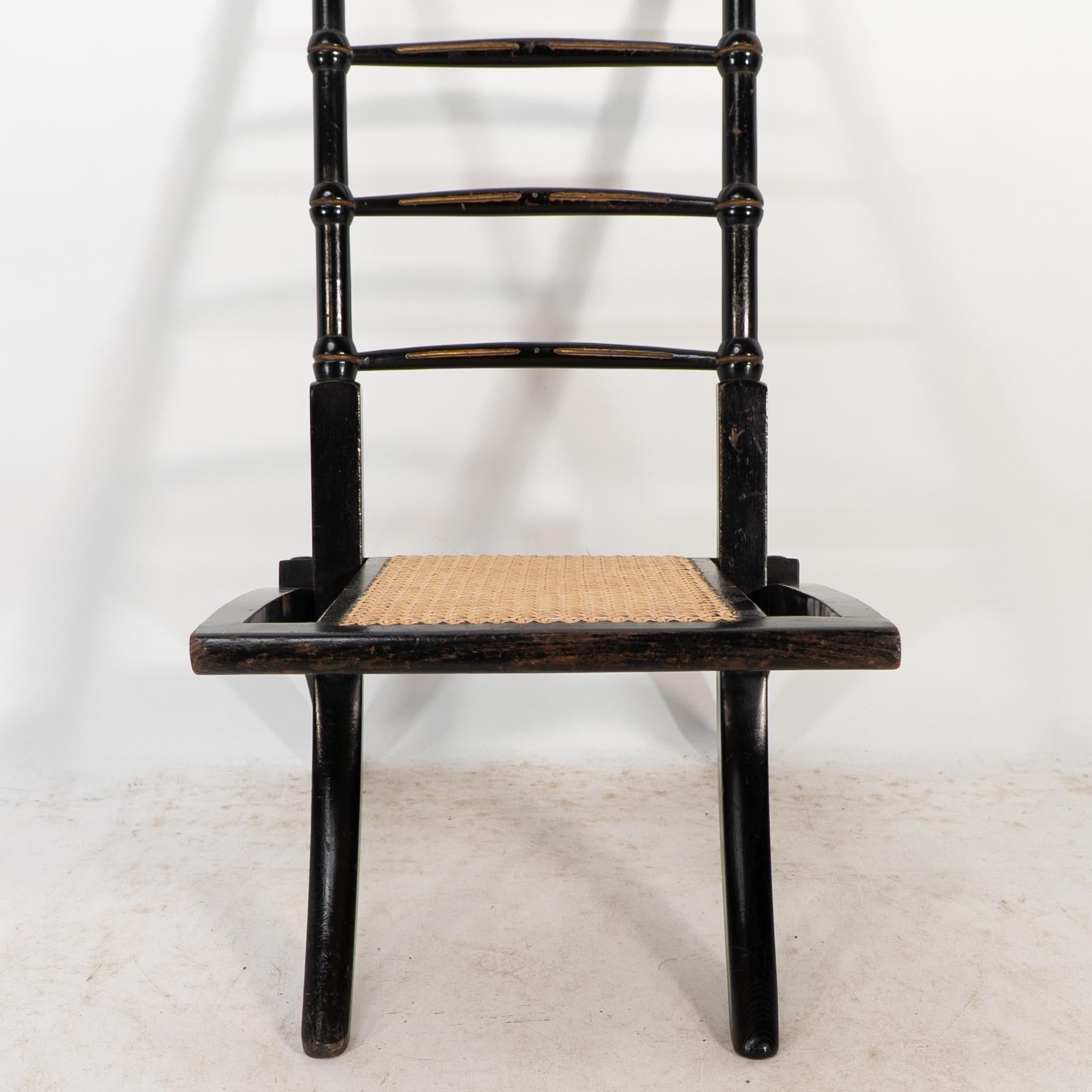 Godwin Style. Paire de chaises pliantes en ébonite Aesthetic Movement avec assise en rotin neuf en vente 7