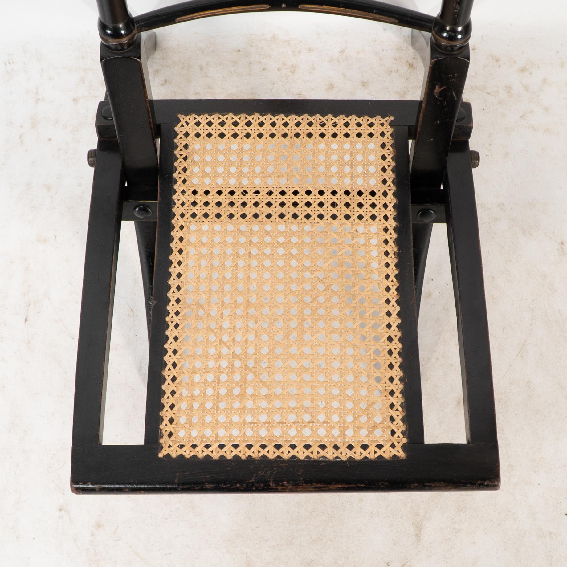 Godwin Style. Paire de chaises pliantes en ébonite Aesthetic Movement avec assise en rotin neuf en vente 8