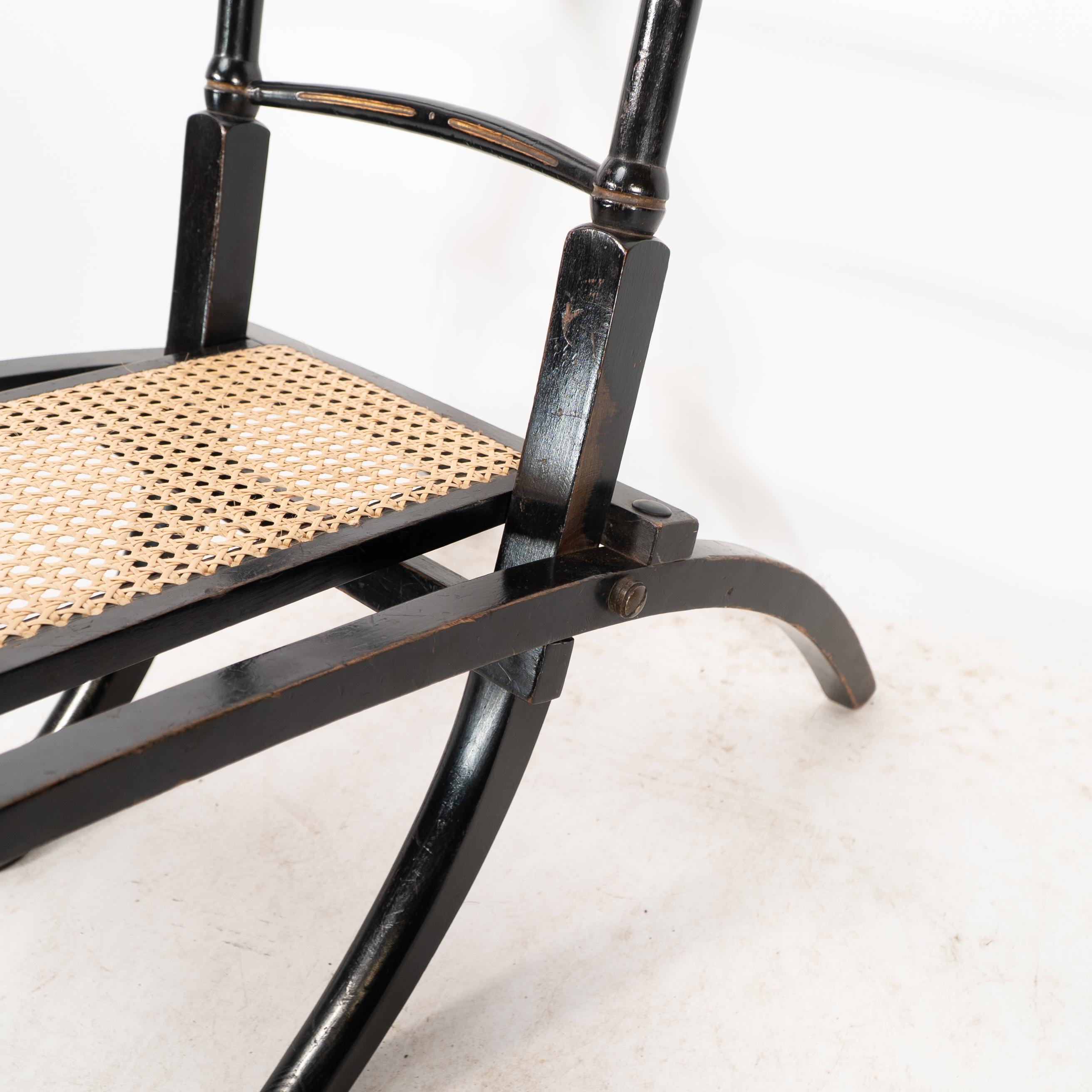 Godwin Style. Paire de chaises pliantes en ébonite Aesthetic Movement avec assise en rotin neuf en vente 9