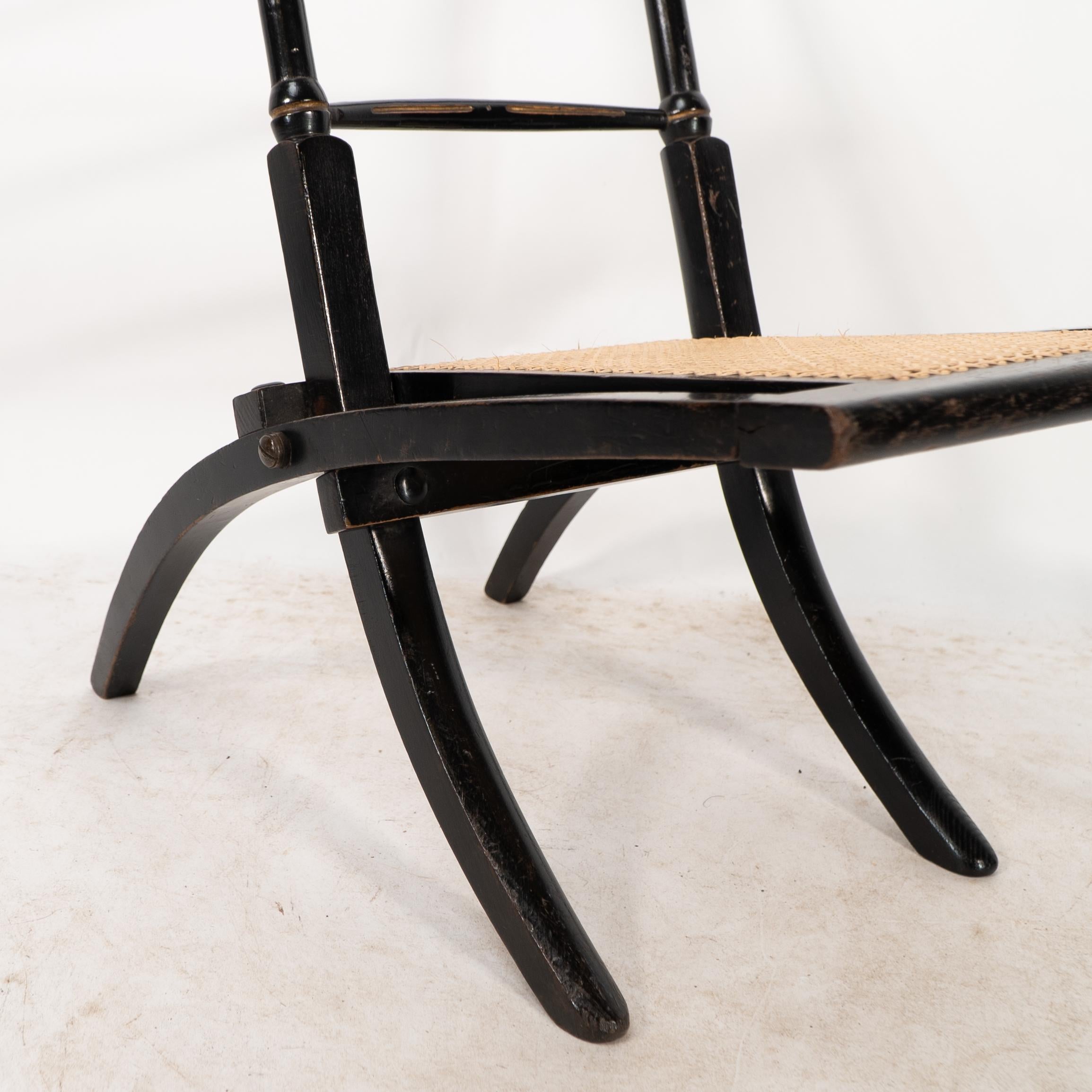 Godwin Style. Paire de chaises pliantes en ébonite Aesthetic Movement avec assise en rotin neuf en vente 10