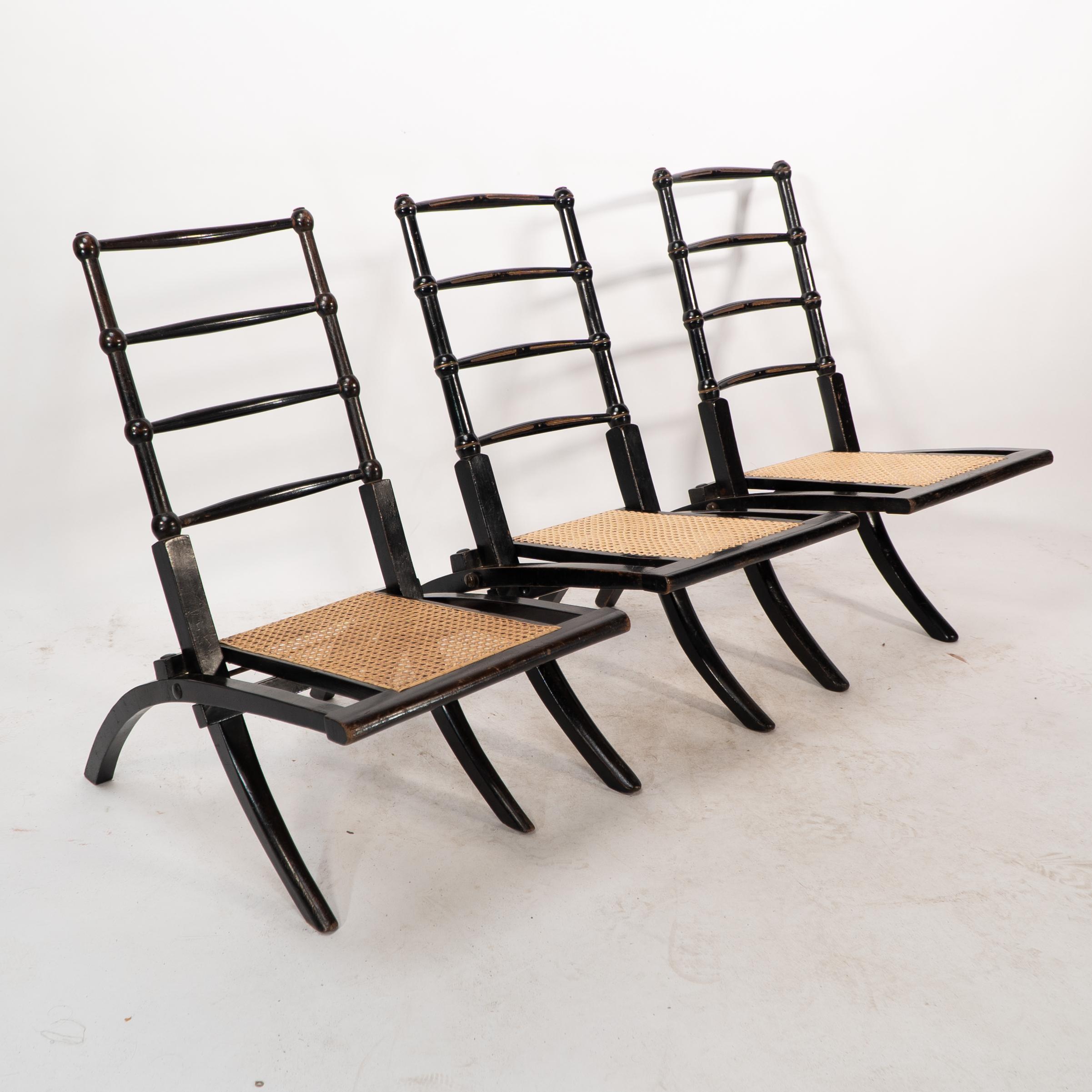 Godwin Style. Paire de chaises pliantes en ébonite Aesthetic Movement avec assise en rotin neuf en vente 11