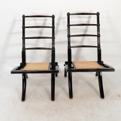 Stile Godwin. Coppia di sedie pieghevoli Aesthetic Movement ebanizzate con sedile in canna nuovo
