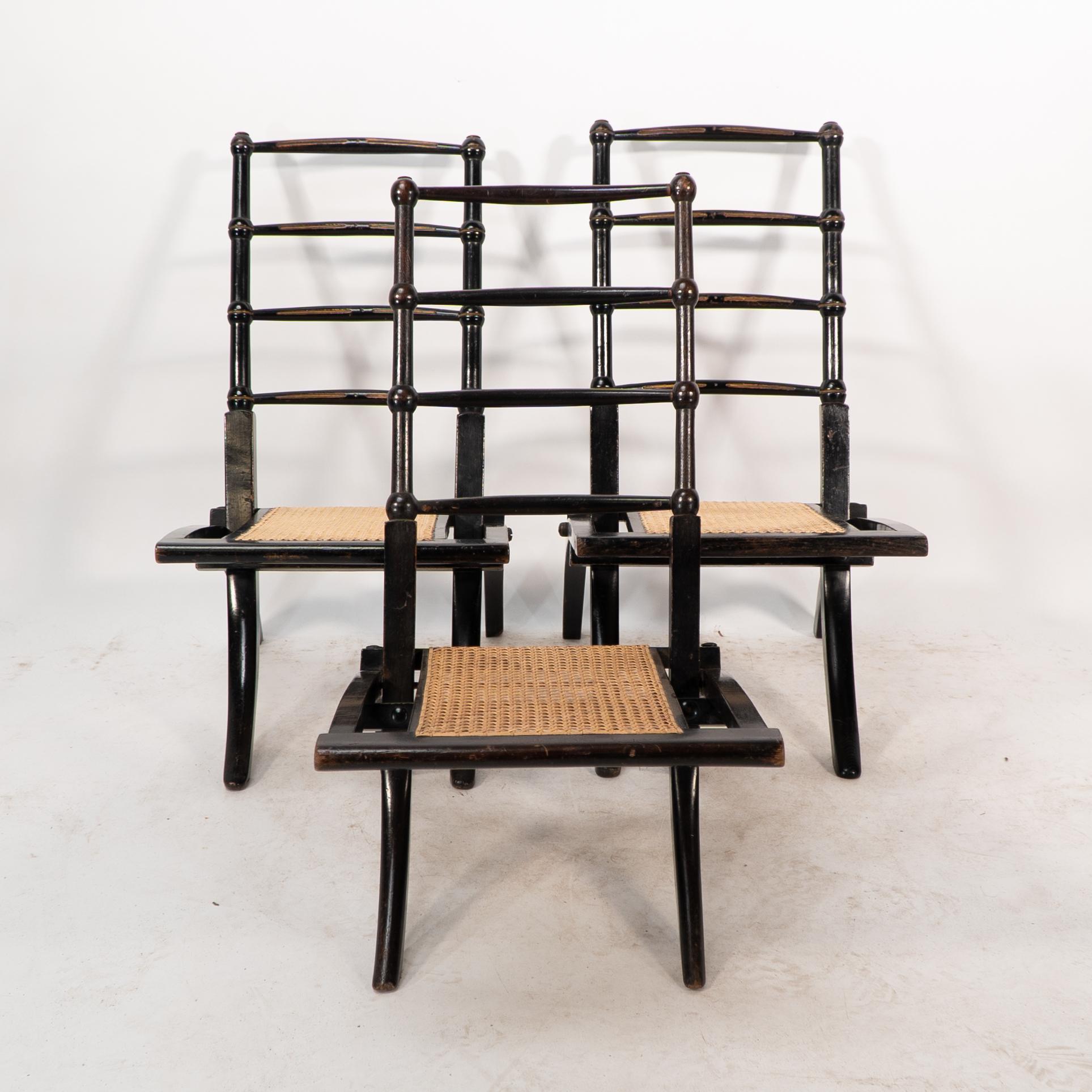 Godwin Style. Paire de chaises pliantes en ébonite Aesthetic Movement avec assise en rotin neuf en vente 12
