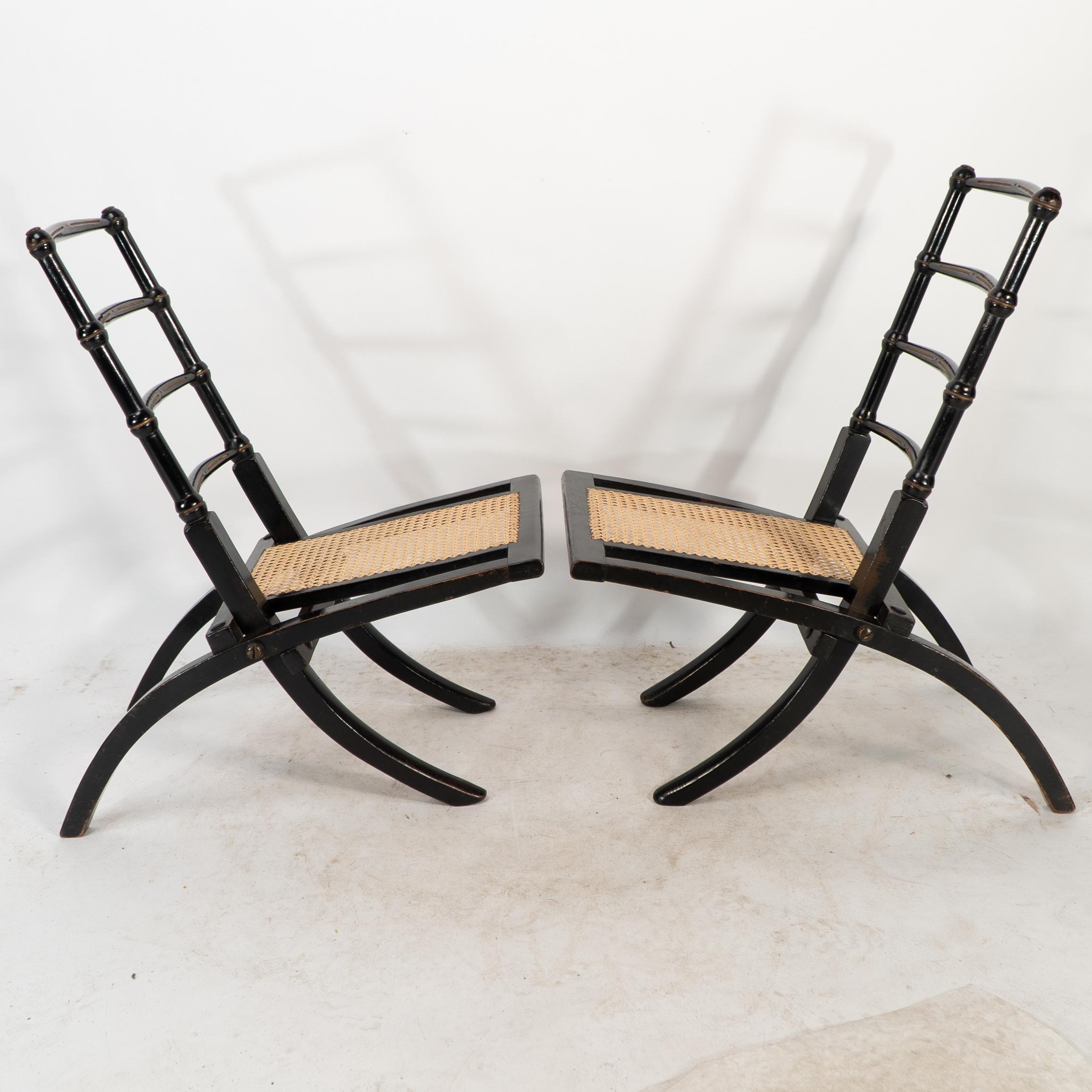 Mouvement esthétique Godwin Style. Paire de chaises pliantes en ébonite Aesthetic Movement avec assise en rotin neuf en vente