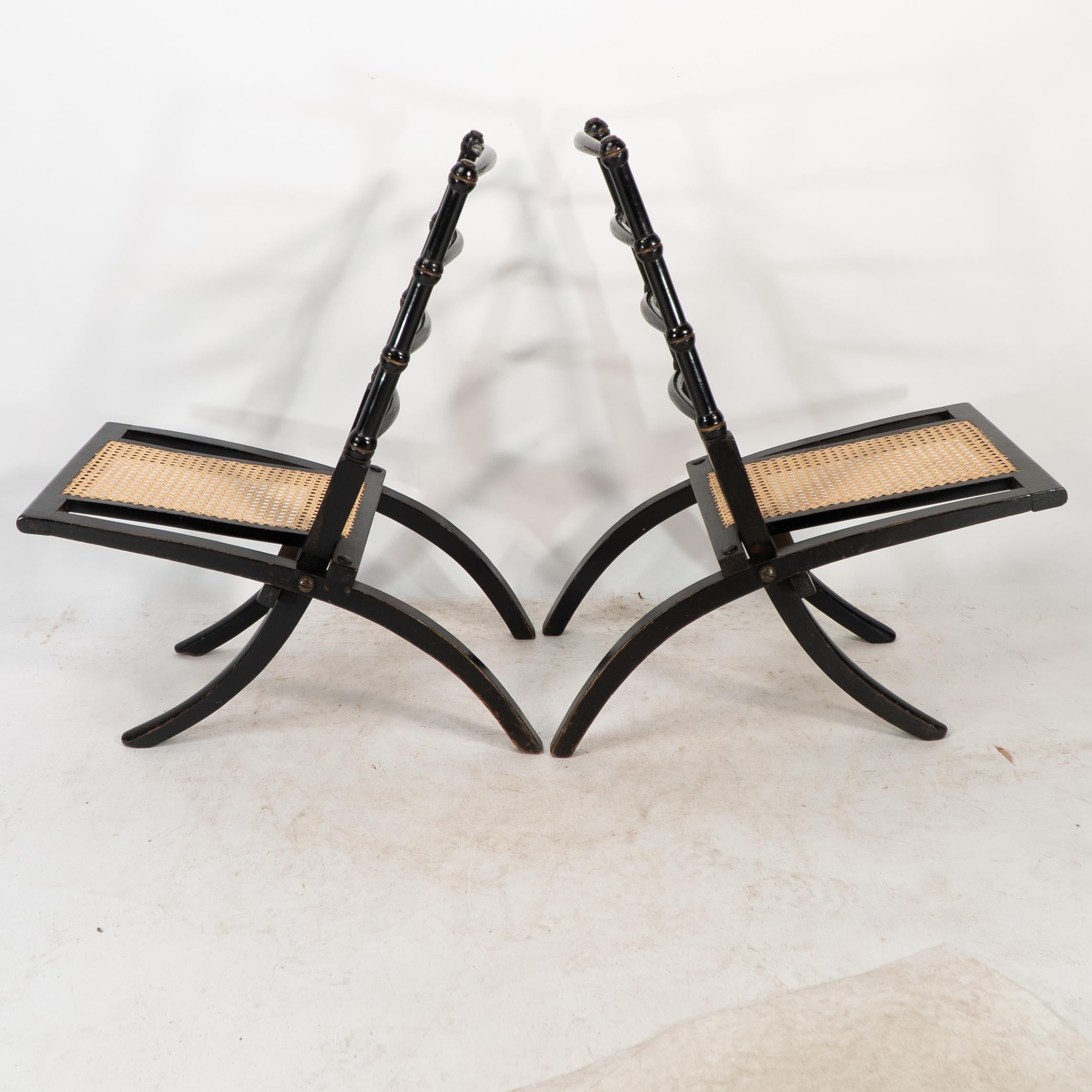 Anglais Godwin Style. Paire de chaises pliantes en ébonite Aesthetic Movement avec assise en rotin neuf en vente