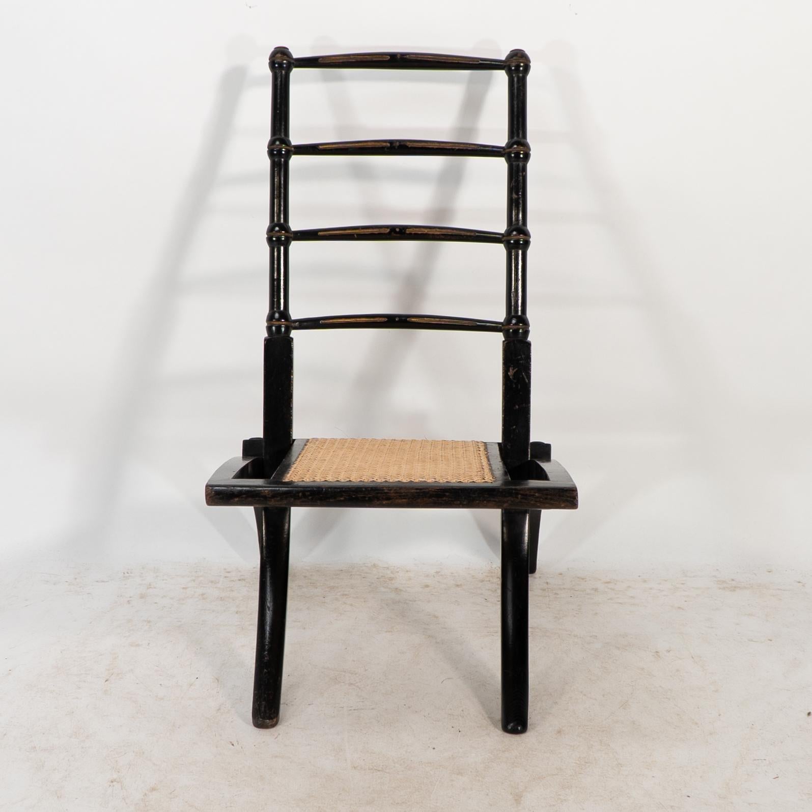 Ébénisé Godwin Style. Paire de chaises pliantes en ébonite Aesthetic Movement avec assise en rotin neuf en vente