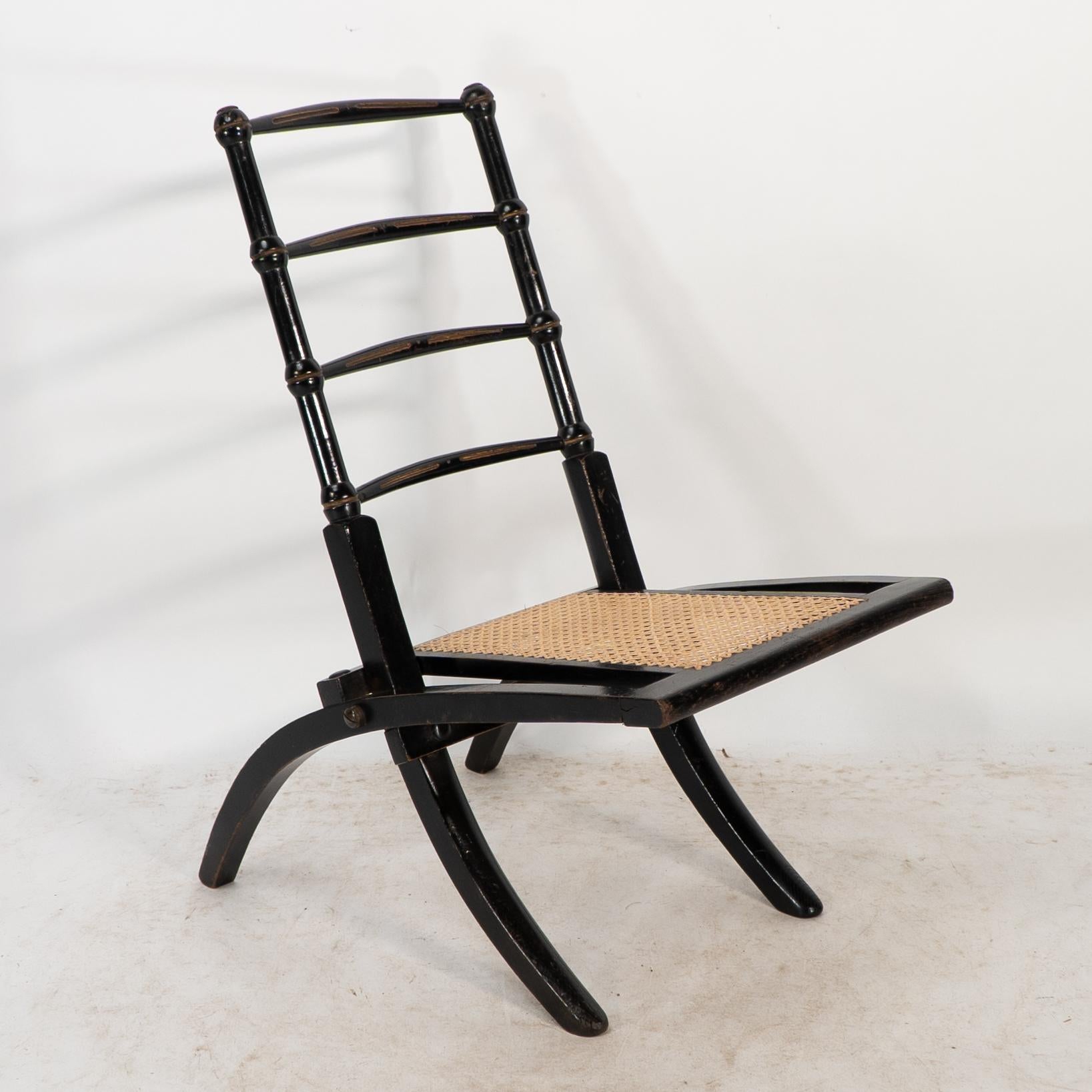 Godwin Style. Paire de chaises pliantes en ébonite Aesthetic Movement avec assise en rotin neuf Bon état - En vente à London, GB
