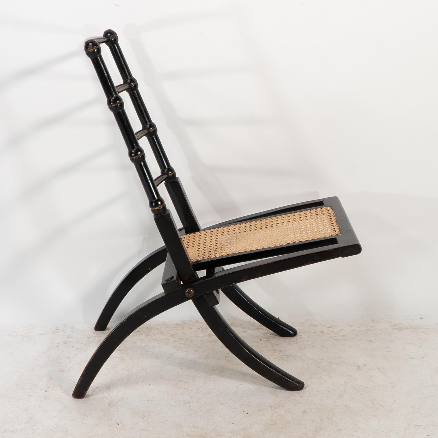 Fin du XIXe siècle Godwin Style. Paire de chaises pliantes en ébonite Aesthetic Movement avec assise en rotin neuf en vente