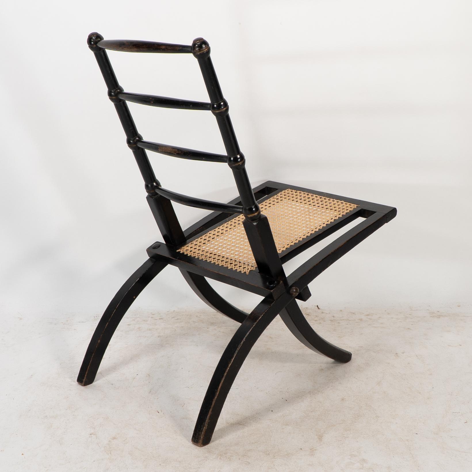 Bois Godwin Style. Paire de chaises pliantes en ébonite Aesthetic Movement avec assise en rotin neuf en vente