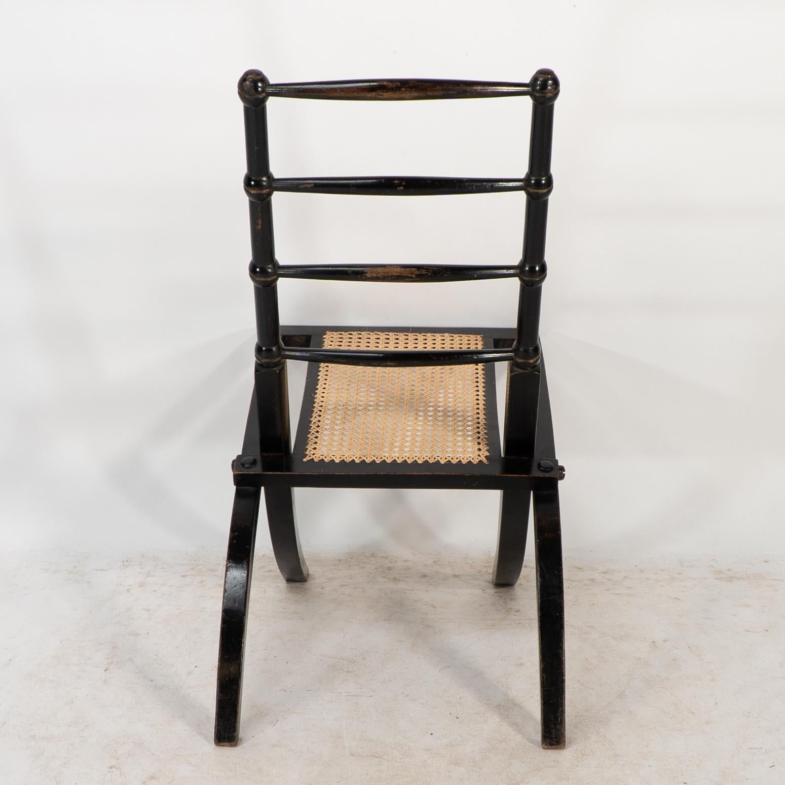 Godwin Style. Paire de chaises pliantes en ébonite Aesthetic Movement avec assise en rotin neuf en vente 1