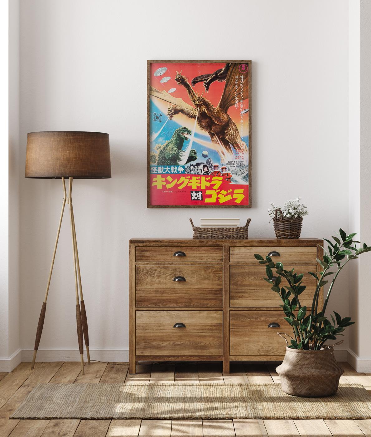 Il fantastico poster giapponese di Godzilla vs Monster Zero (aka Invasion of Astro Monster). Colori bellissimi.

Il design giapponese è tipicamente caratterizzato da meravigliose immagini di montaggio che utilizzano colori forti e audaci e una