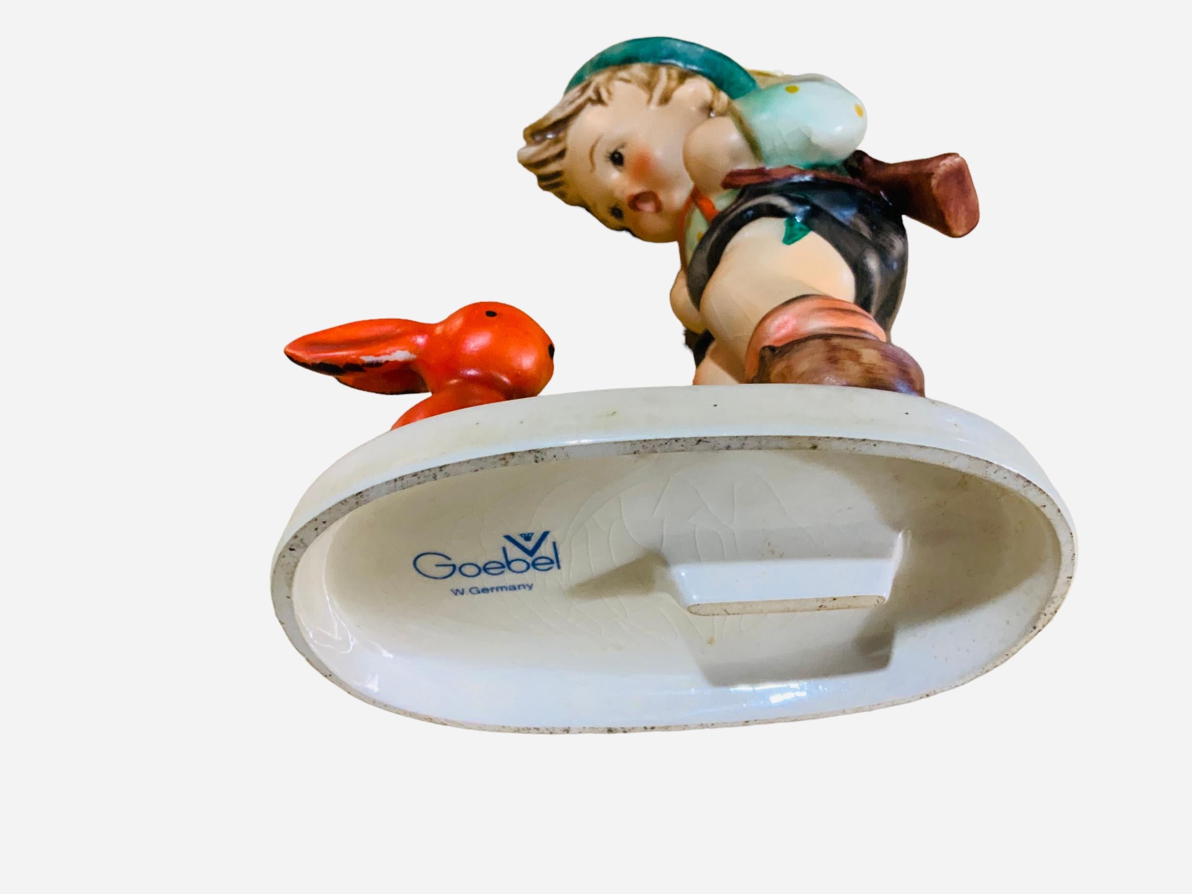 Goebel Company Hummel-Porzellan-Figur eines sinnlichen Jägers (Handgefertigt) im Angebot