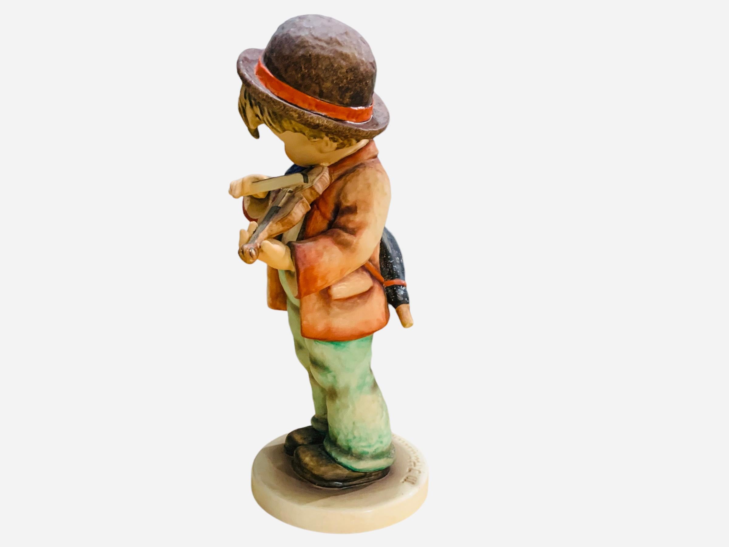 Goebel Company Hummel Porzellanfigur Boy the Fiddler (Romantik) im Angebot