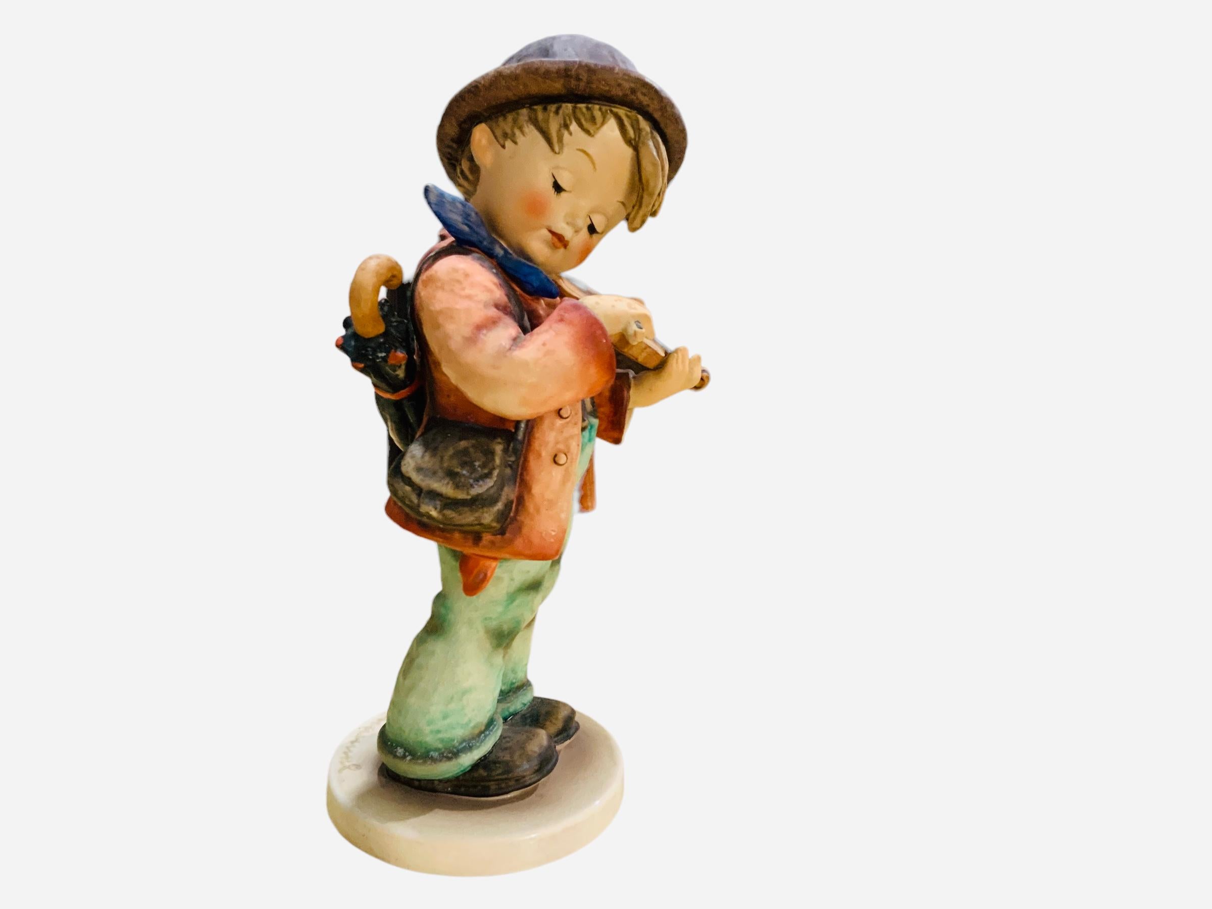 Goebel Company Hummel Porzellanfigur Boy the Fiddler (Handgefertigt) im Angebot
