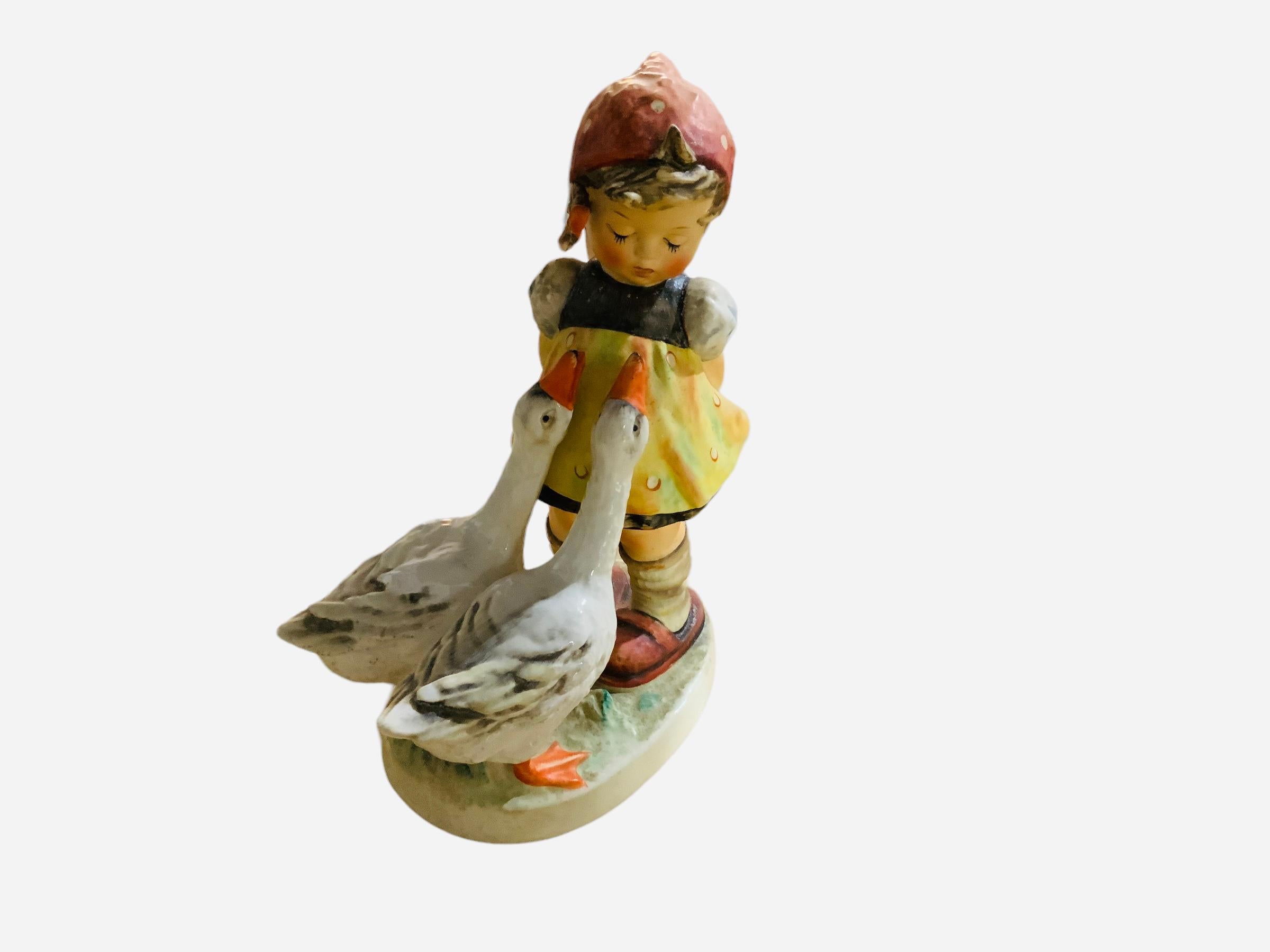 Questa è una statuetta di Hummel in porcellana. Si chiama 