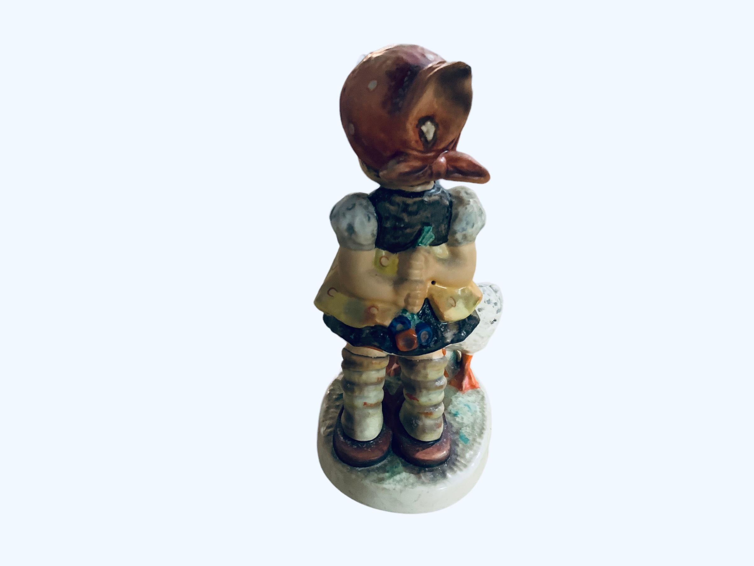 Goebel Company Hummel-Porzellanfigur eines Gänseblümchens (Romantik) im Angebot
