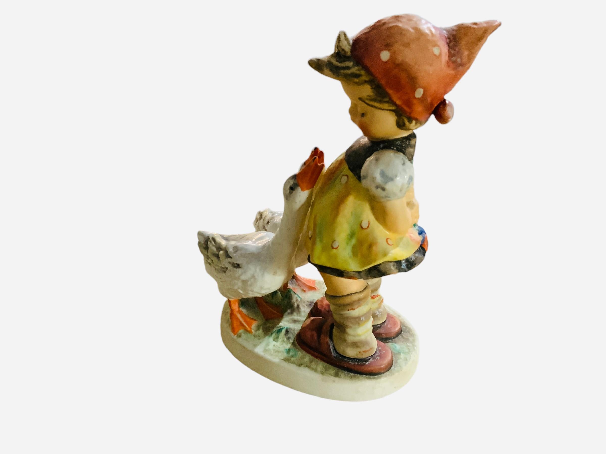 Goebel Company Hummel-Porzellanfigur eines Gänseblümchens (Handgefertigt) im Angebot