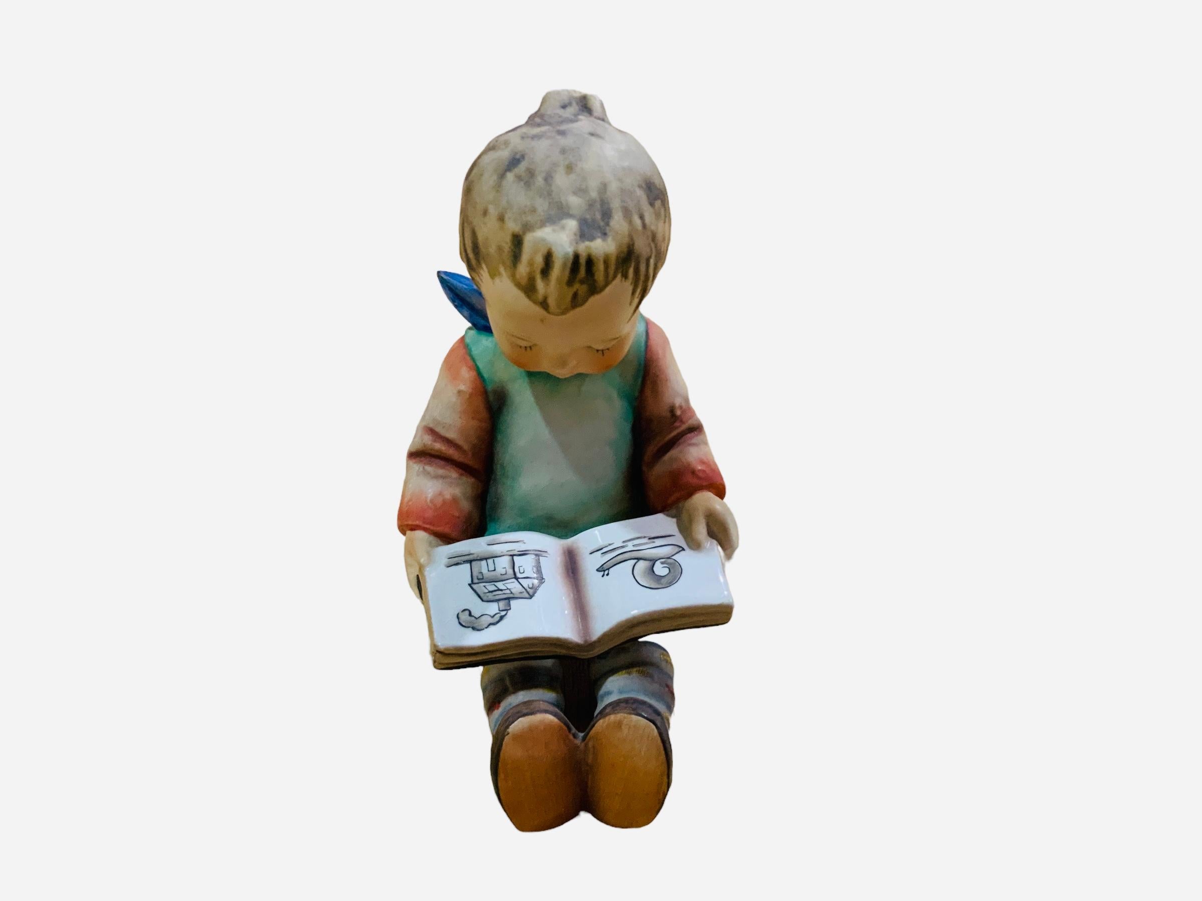 Goebel Company Hummel-Porzellanfigur eines Lesenden Jungen (Romantik) im Angebot