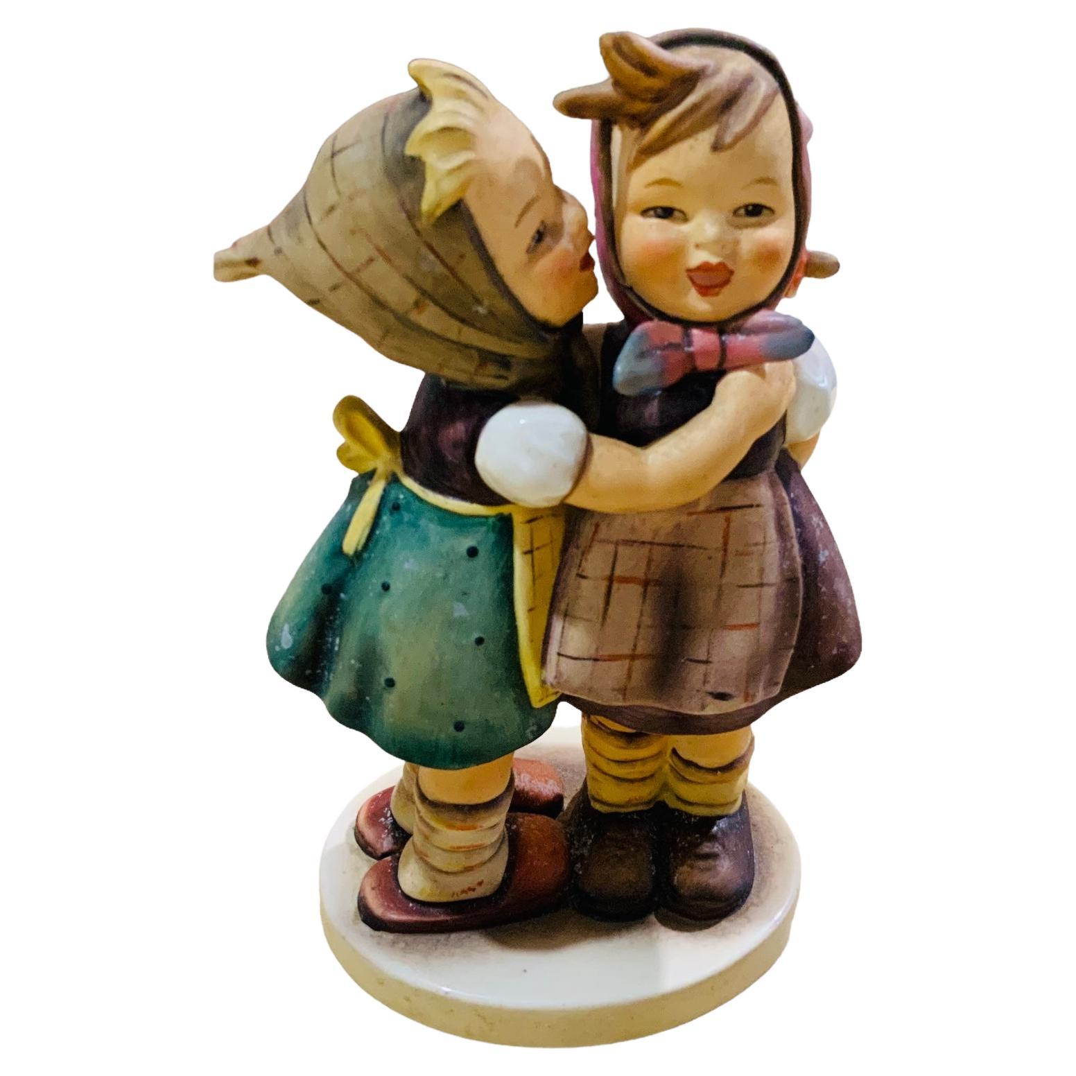 Figurines de groupe en porcelaine de la société Goebel - « Hummel Porcelain - Telling Her Secret »