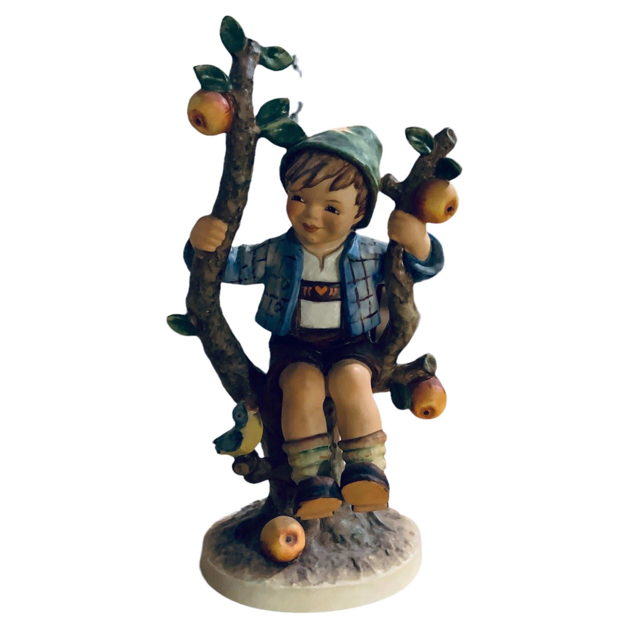 Goebel Company Hummel Porzellan Große Figur Apfelbaum Junge im Angebot