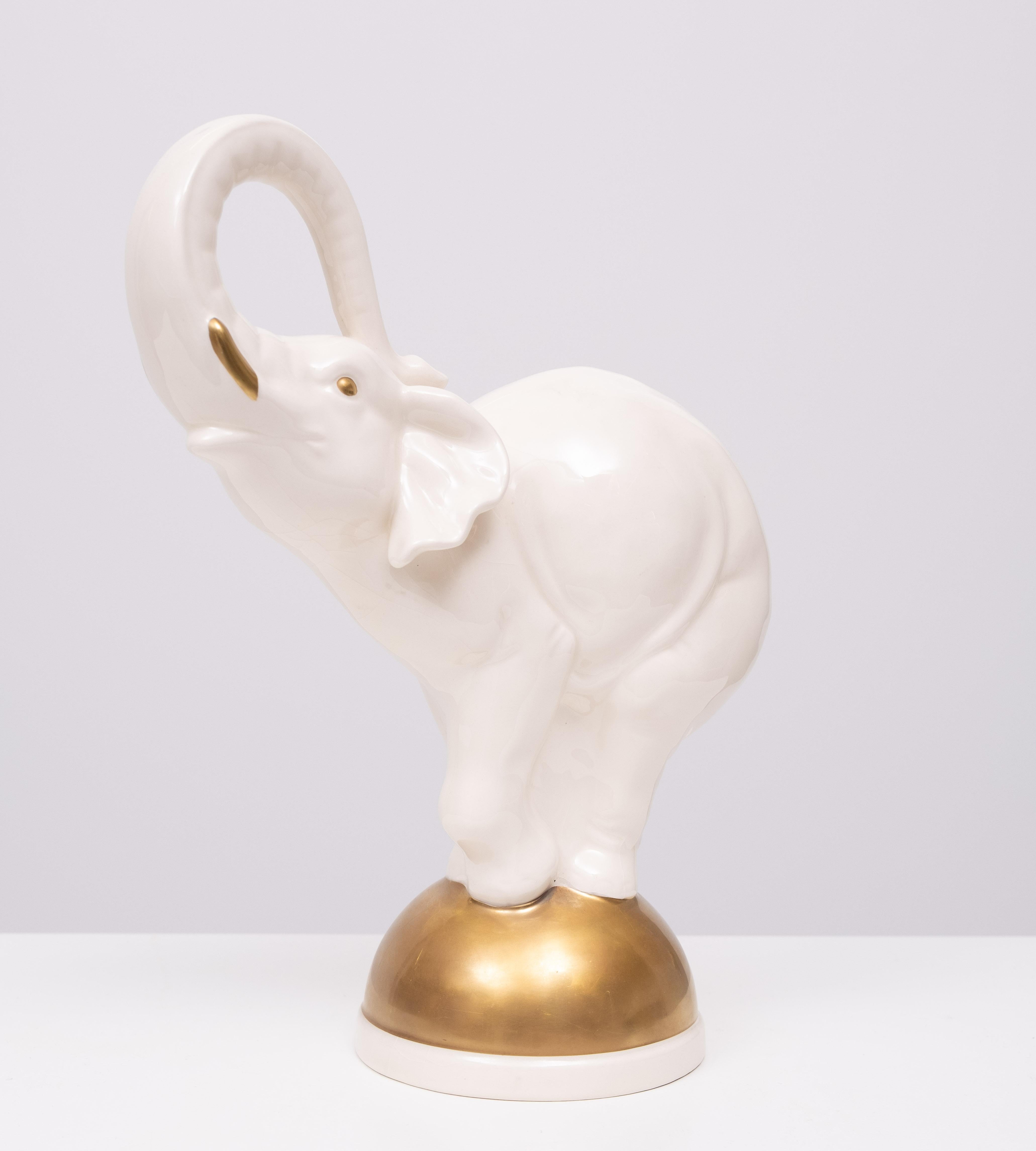 Precioso Elefante de Cerámica Blanca .balanceándose sobre una Bola de color Dorado .
Fabricado por una empresa de calidad  A.W. Goebel Alemania .  1970s 