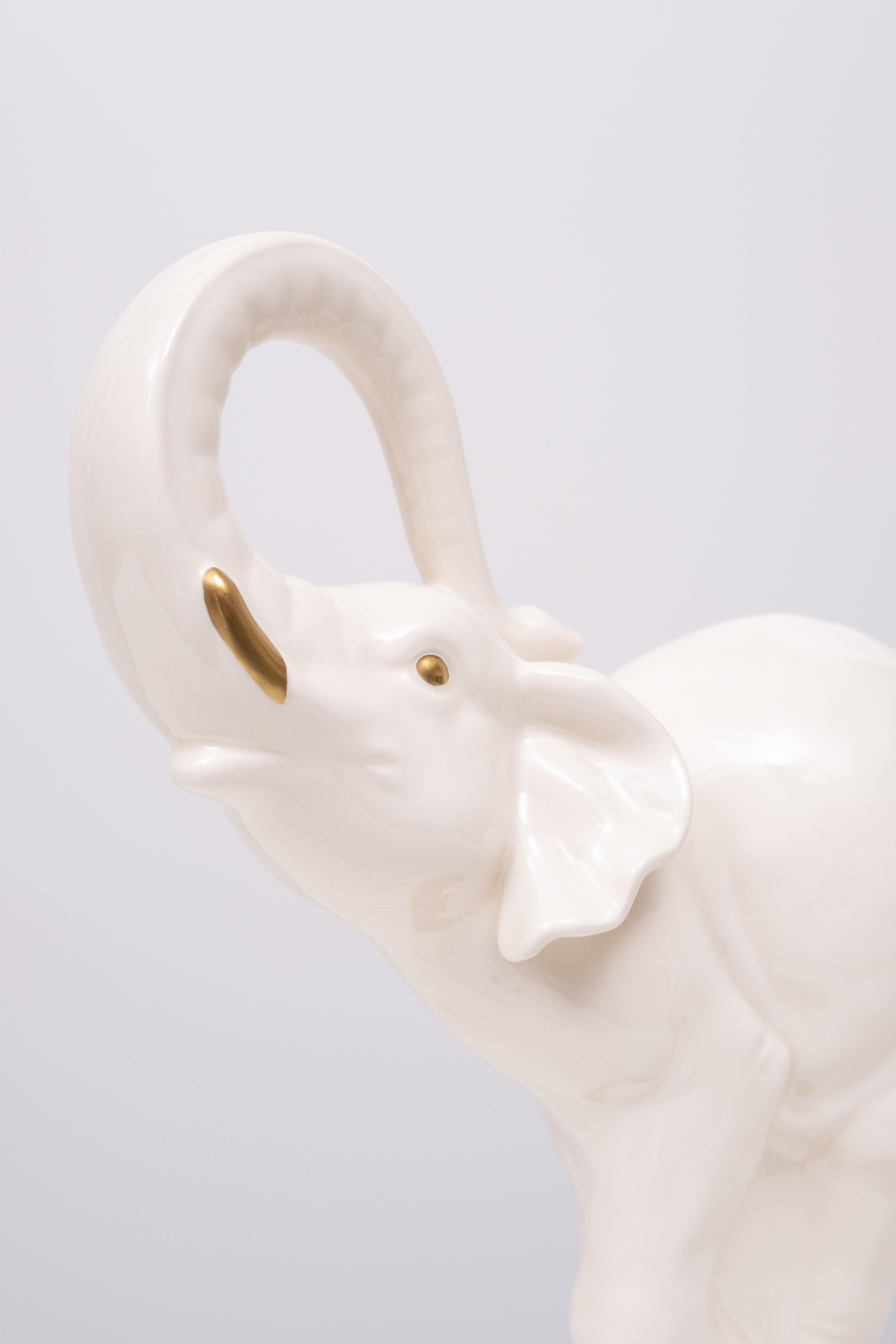 Goebel  Elefante grande de cerámica en equilibrio sobre una bola dorada  Años 70 Alemania Regencia de Hollywood en venta
