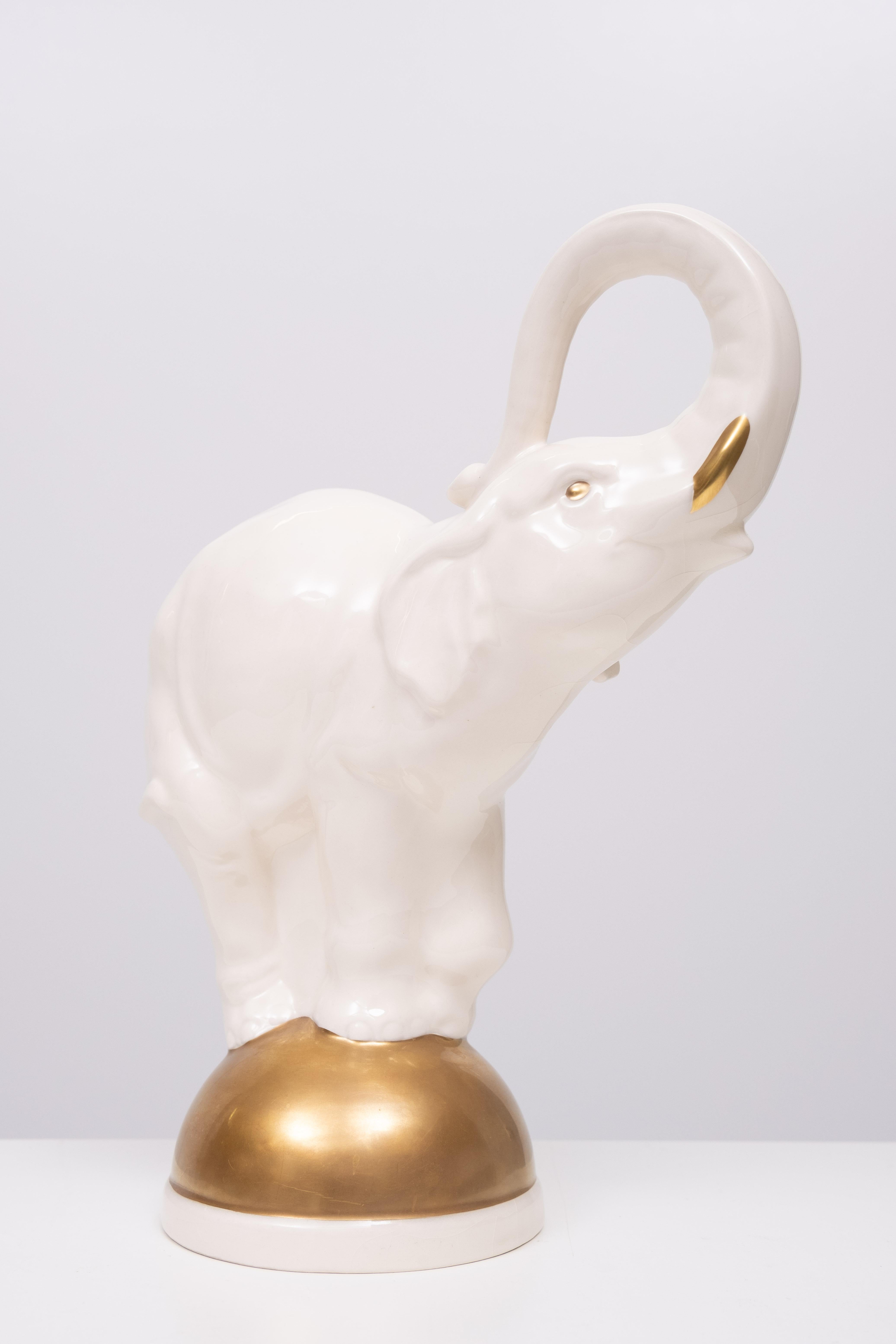 Goebel  Elefante grande de cerámica en equilibrio sobre una bola dorada  Años 70 Alemania finales del siglo XX en venta