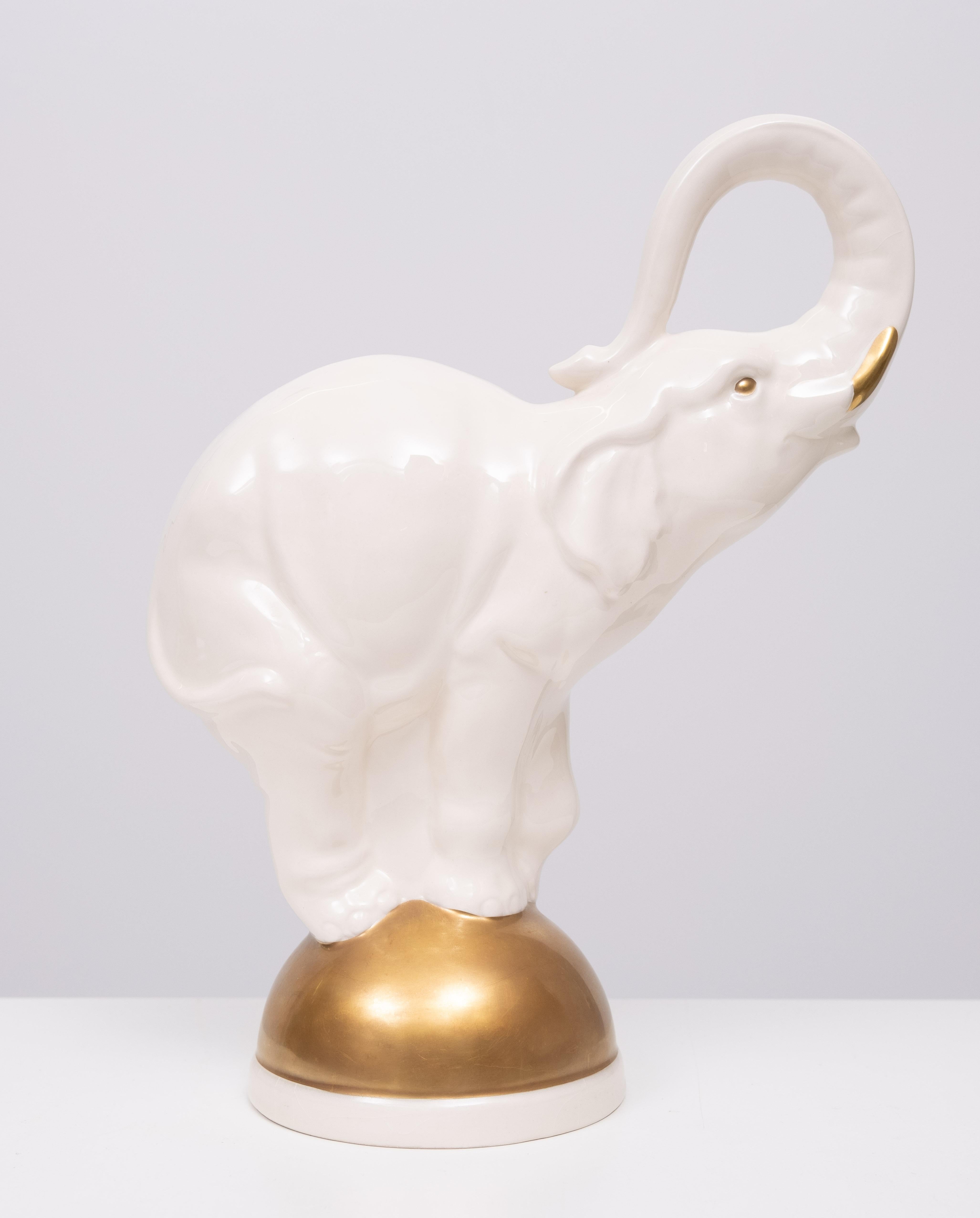 Goebel  Elefante grande de cerámica en equilibrio sobre una bola dorada  Años 70 Alemania Cerámico en venta