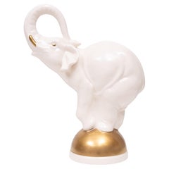 Goebel  Elefante grande de cerámica en equilibrio sobre una bola dorada  Años 70 Alemania
