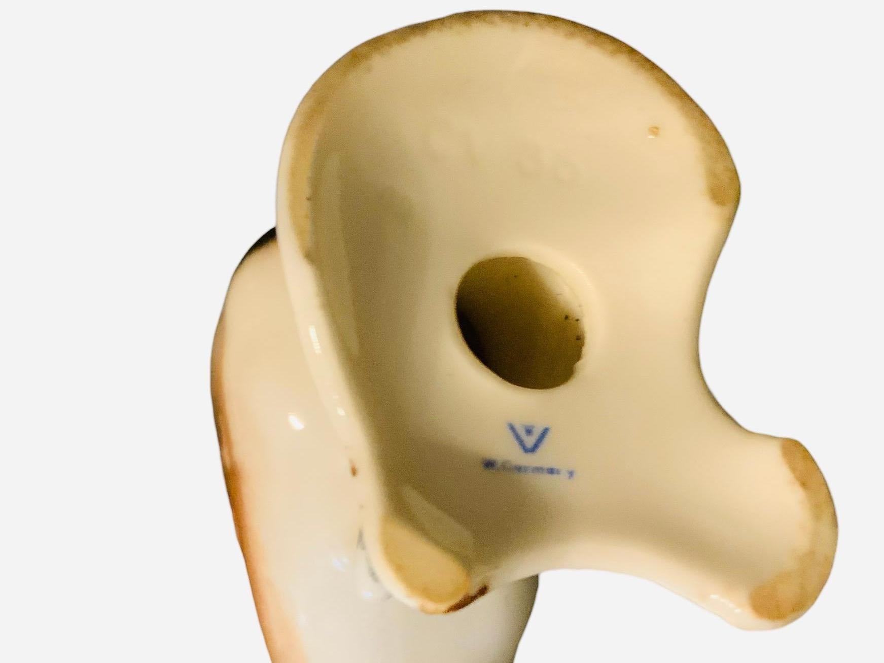 Il s'agit d'une figurine en porcelaine de Goebel représentant un oiseau de la Bergeronnette des ruisseaux. Whiting représente un oiseau très bien peint à la main en noir, marron, gris bleu et blanc, la Bergeronnette. Il porte le poinçon Goebel et